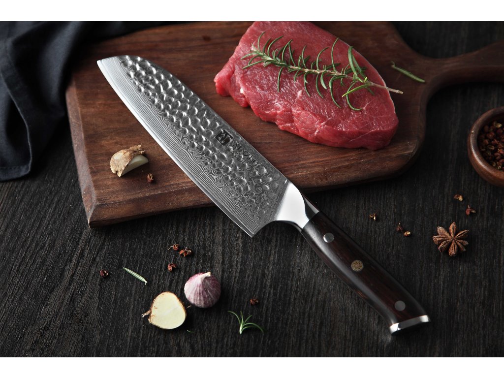 Santoku Messer XinZuo Yu B13H auf dem Schneidebrett