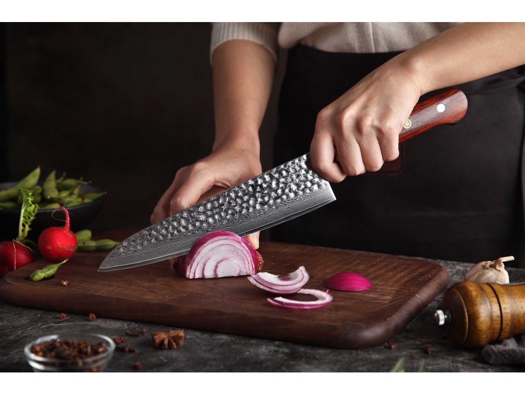 Schneiden mit dem Kochmesser XinZuo Yun B9H