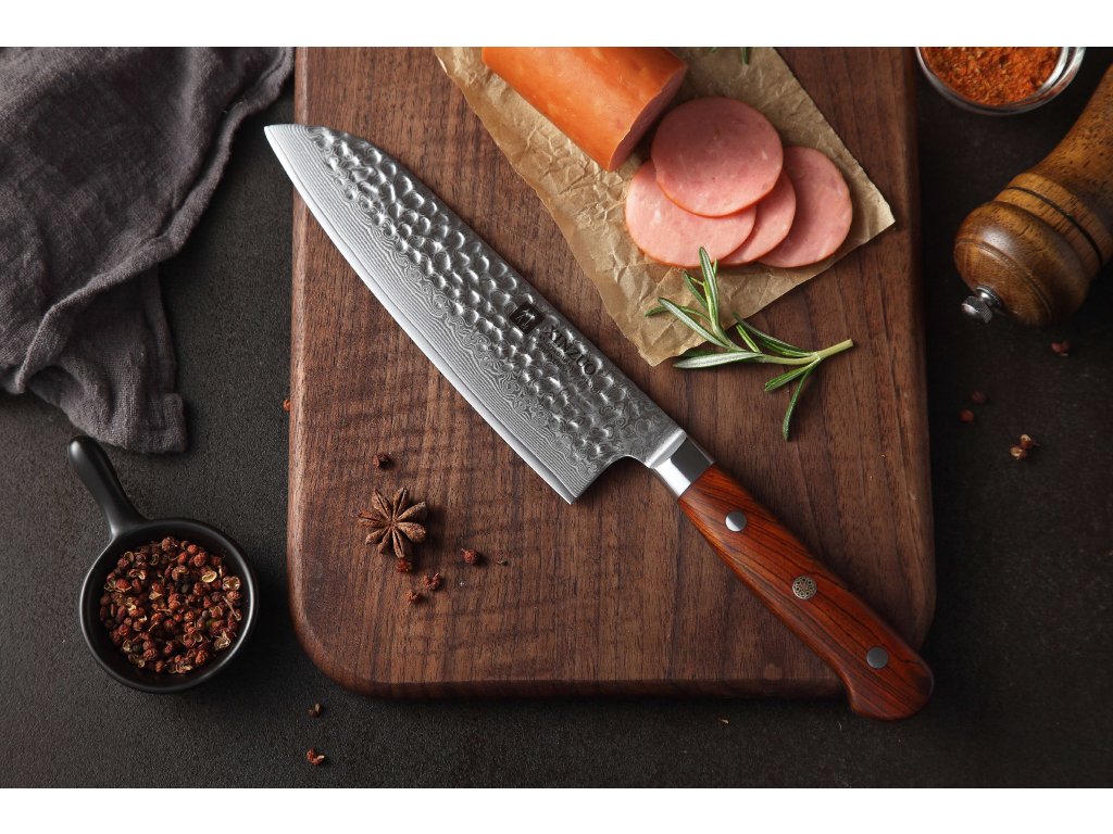 Santoku Messer XinZuo Yun B9H auf dem Schneidebrett