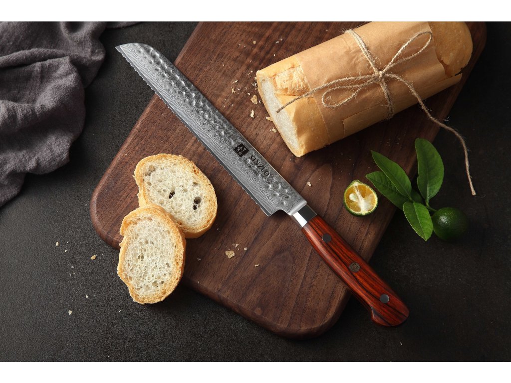 Brotmesser XinZuo Yun B9H auf dem Schneidebrett