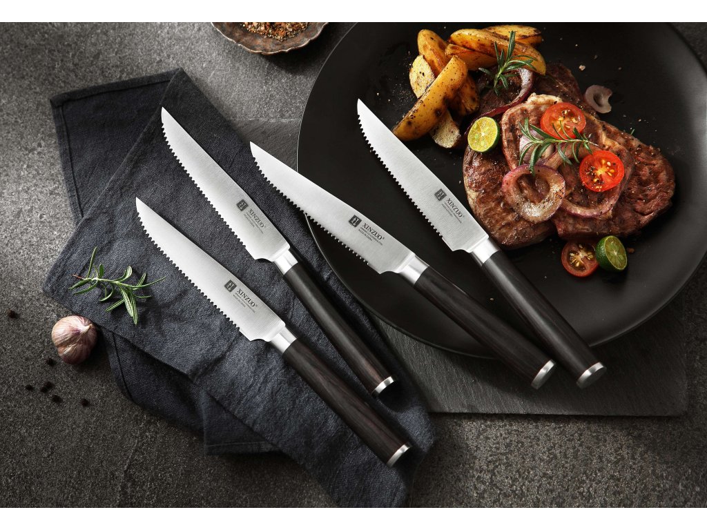 Steakmesser XinZuo B1 12 cm 4Stück auf dem Schneidebrett