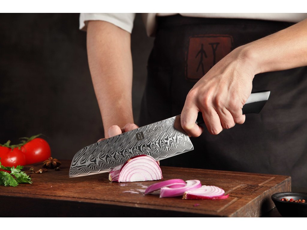 Schneiden mit dem Santoku Messer XinZuo Feng B32