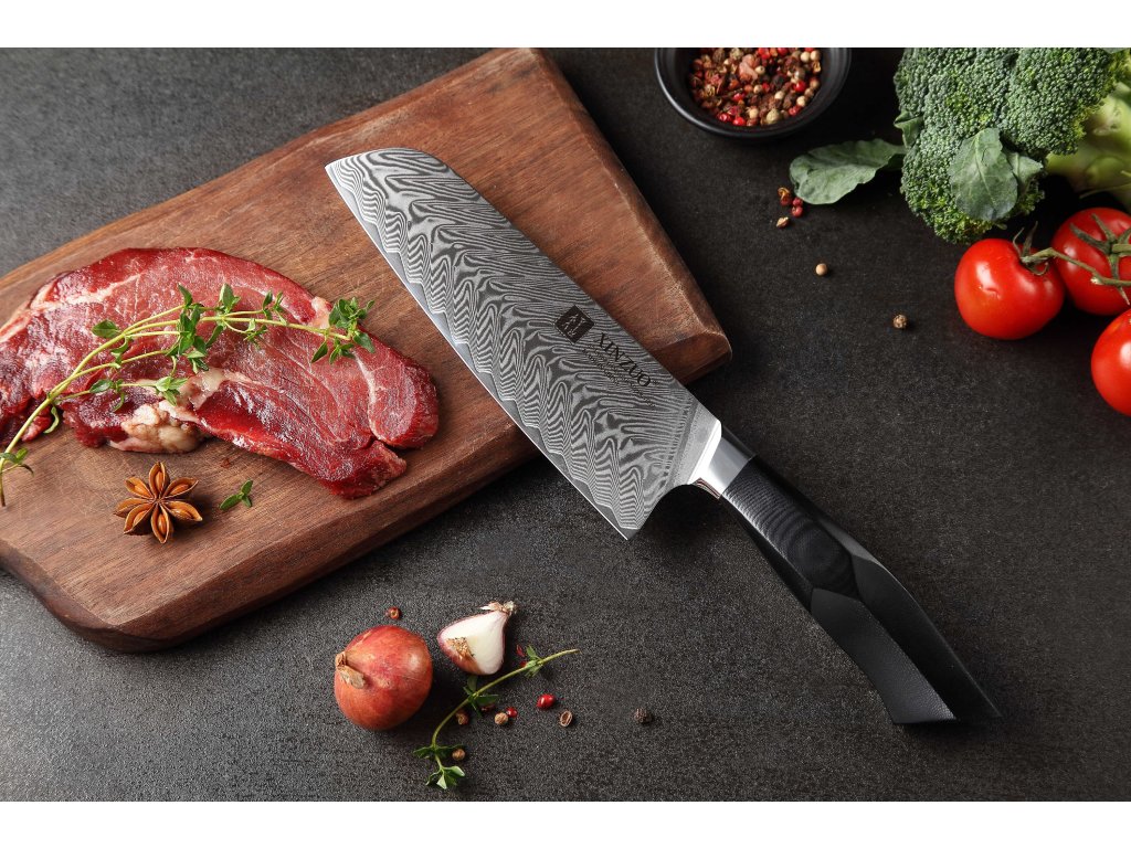 Santoku Messer XinZuo Feng B32 auf dem Schneidebrett