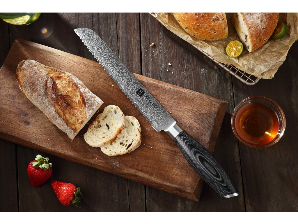 Brotmesser XinZuo Ya B20 auf dem Schneidebrett