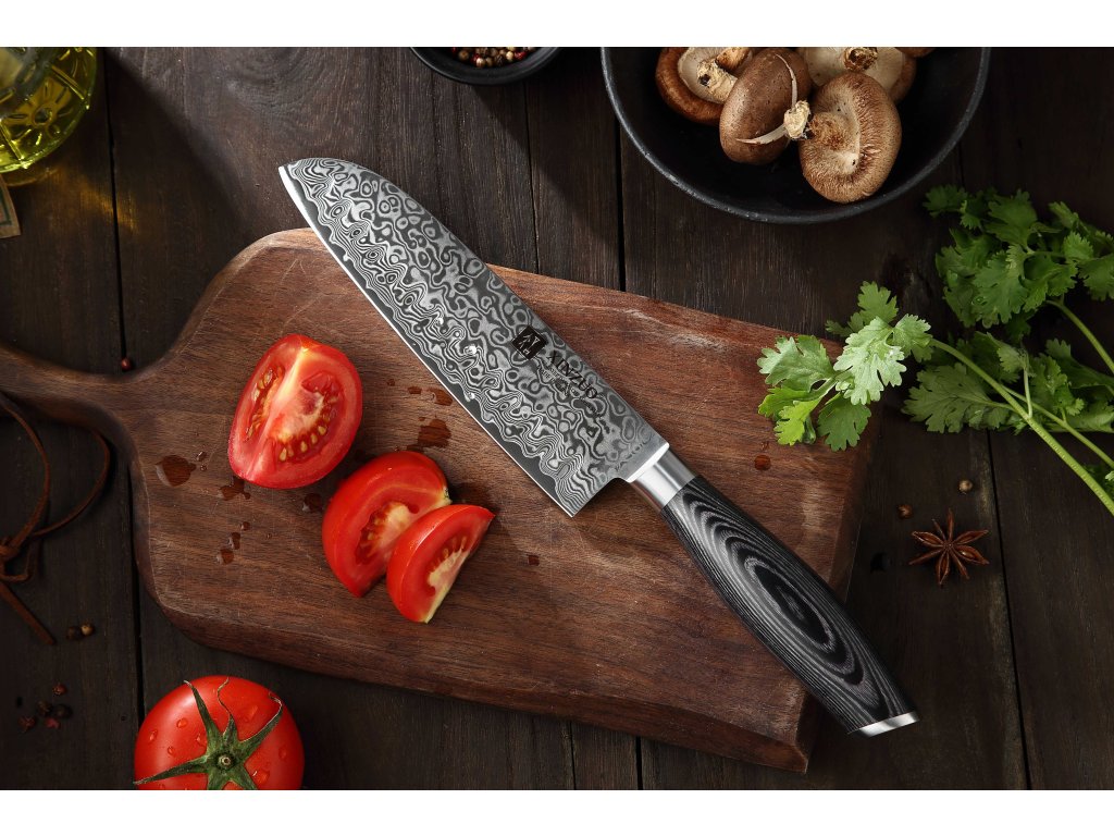 Santoku Messer XinZuo Ya B20 auf dem Schneidebrett