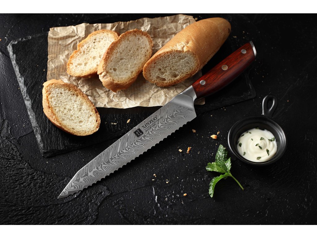 Brotmesser XinZuo Yi B27 auf dem Schneidebrett