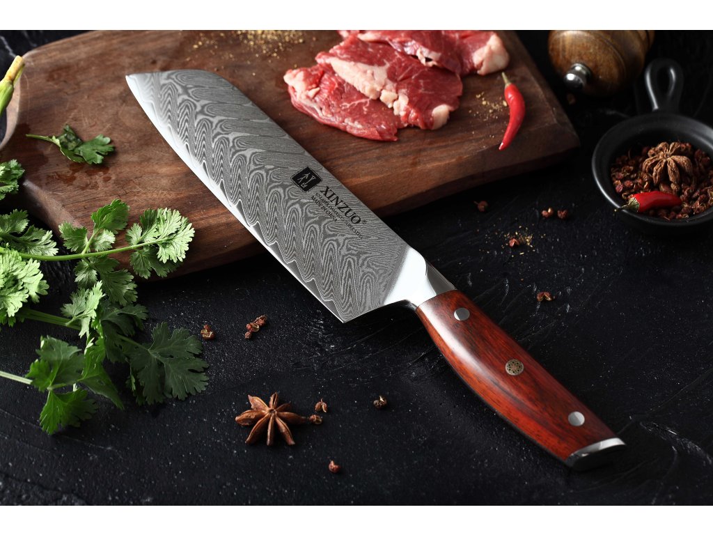 Santoku Messer XinZuo Yi B27 auf dem Schneidebrett