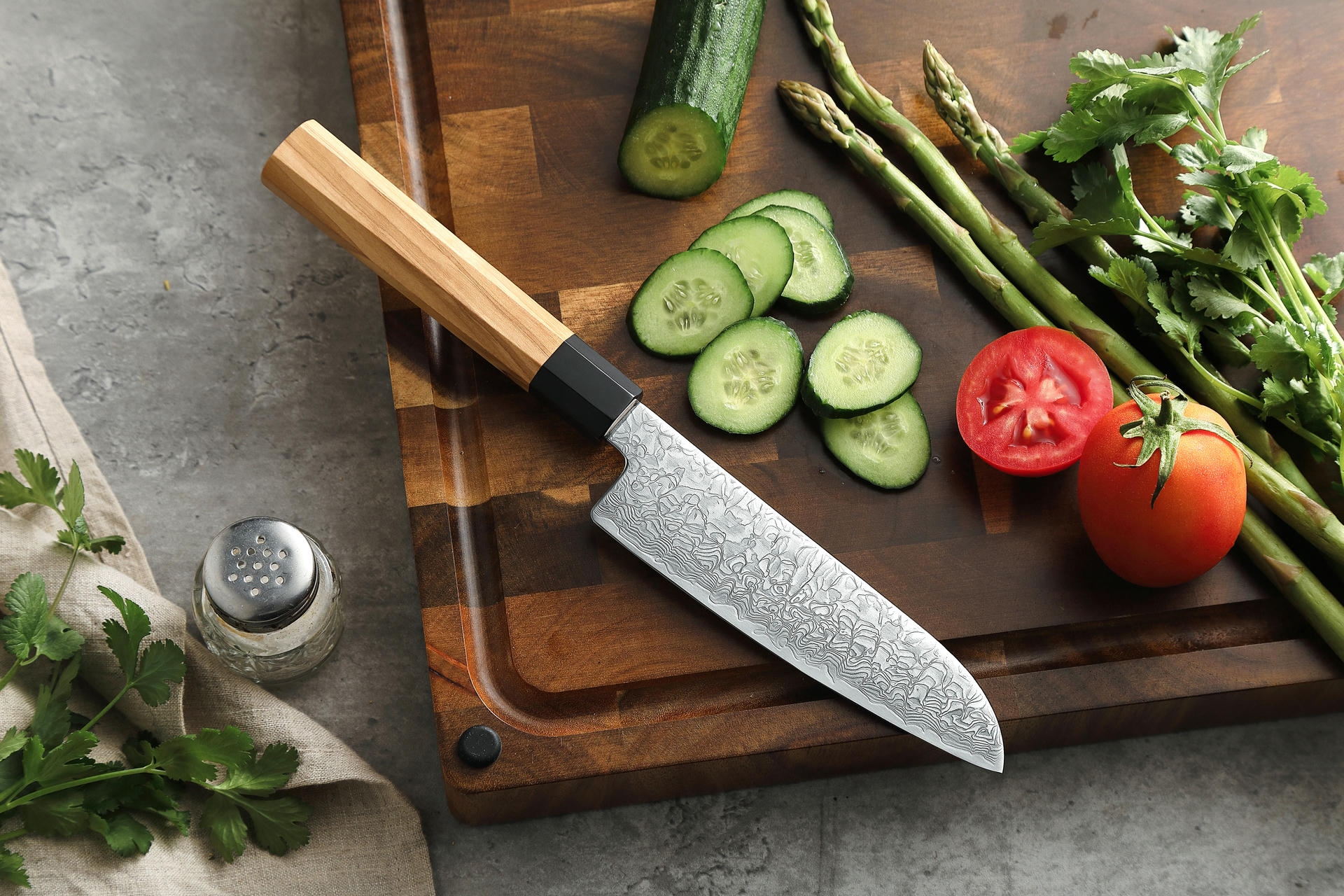 Santoku Messer XinZuo Zhen PM8O auf dem Schneidebrett