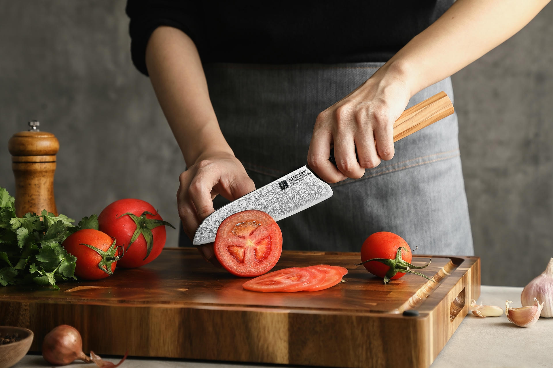 Schneiden mit dem Santoku Messer XinZuo Zhen PM8O