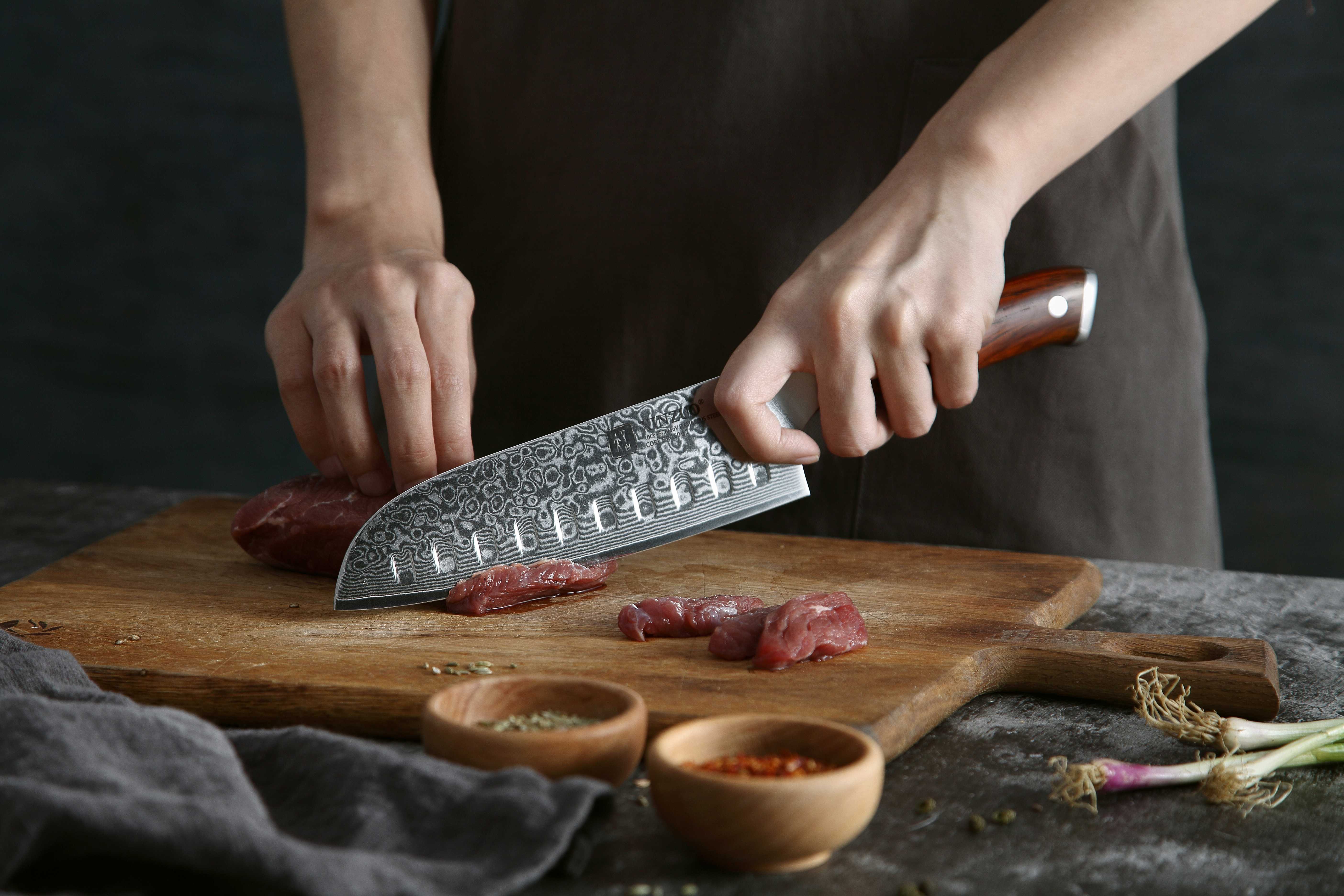 Schneiden mit dem Santoku Messer XinZuo Yu B13R