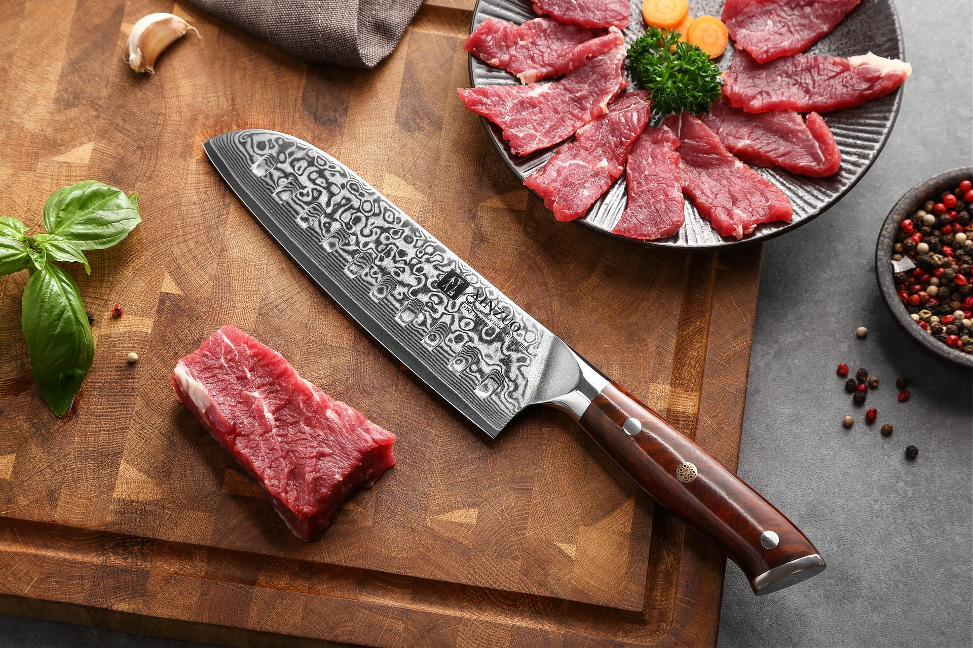 Santoku Messer XinZuo Yu B13R auf dem Schneidebrett
