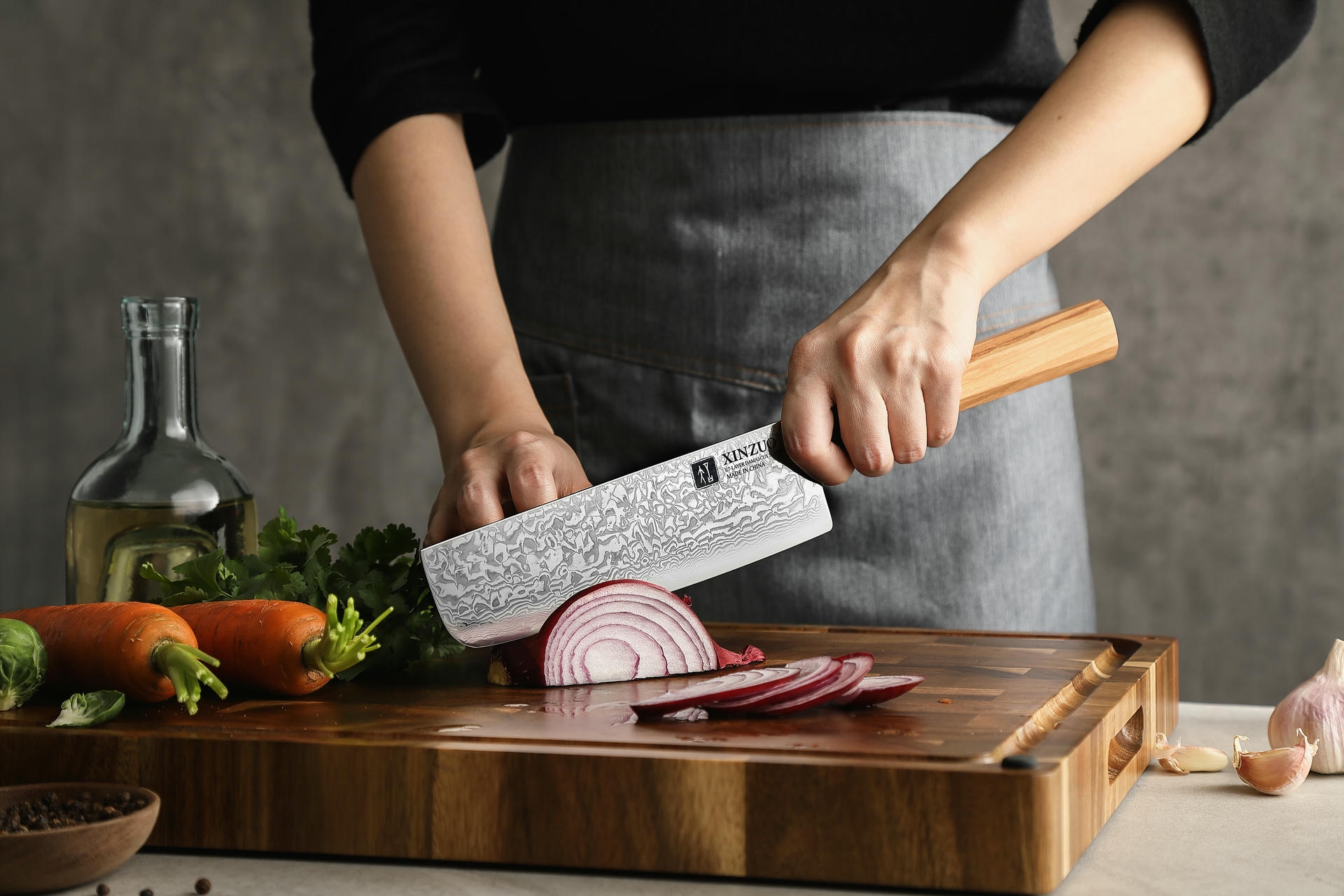 Schneiden mit dem Nakiri Messer XinZuo Zhen PM8O