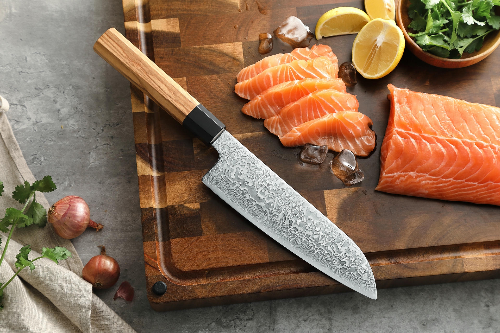 Santoku Messer XinZuo Zhen PM8O auf dem Schneidebrett