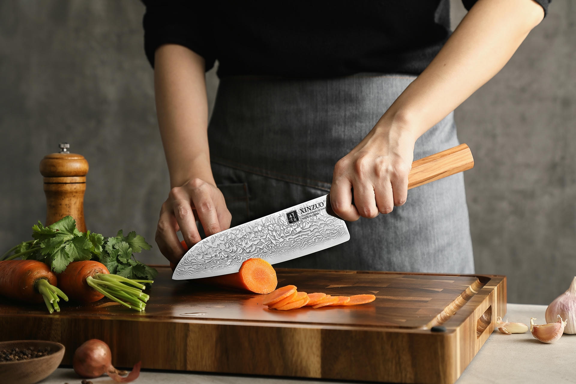 Schneiden mit dem Santoku Messer XinZuo Zhen PM8O
