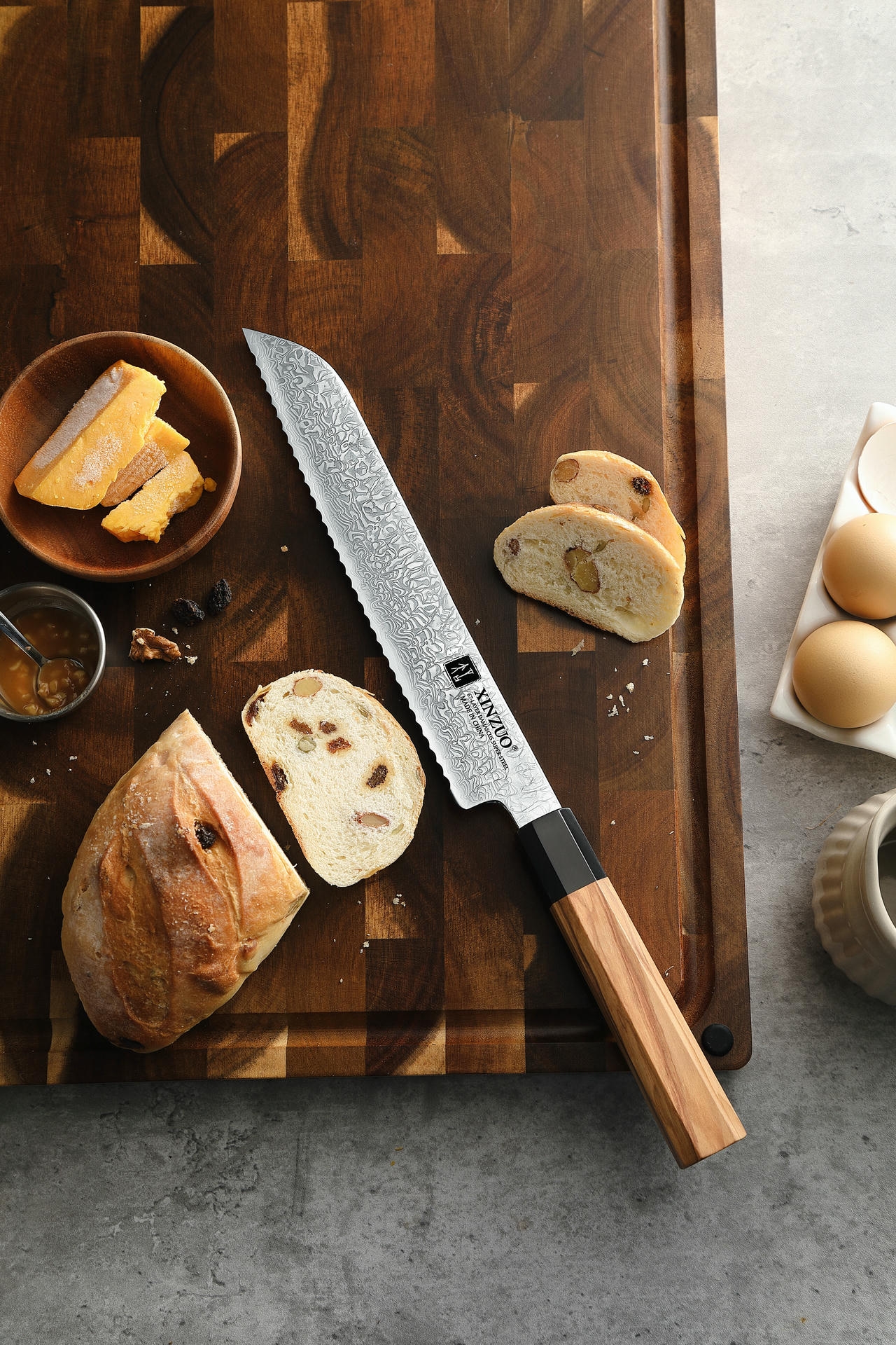 Brotmesser XinZuo Zhen PM8O auf dem Schneidebrett