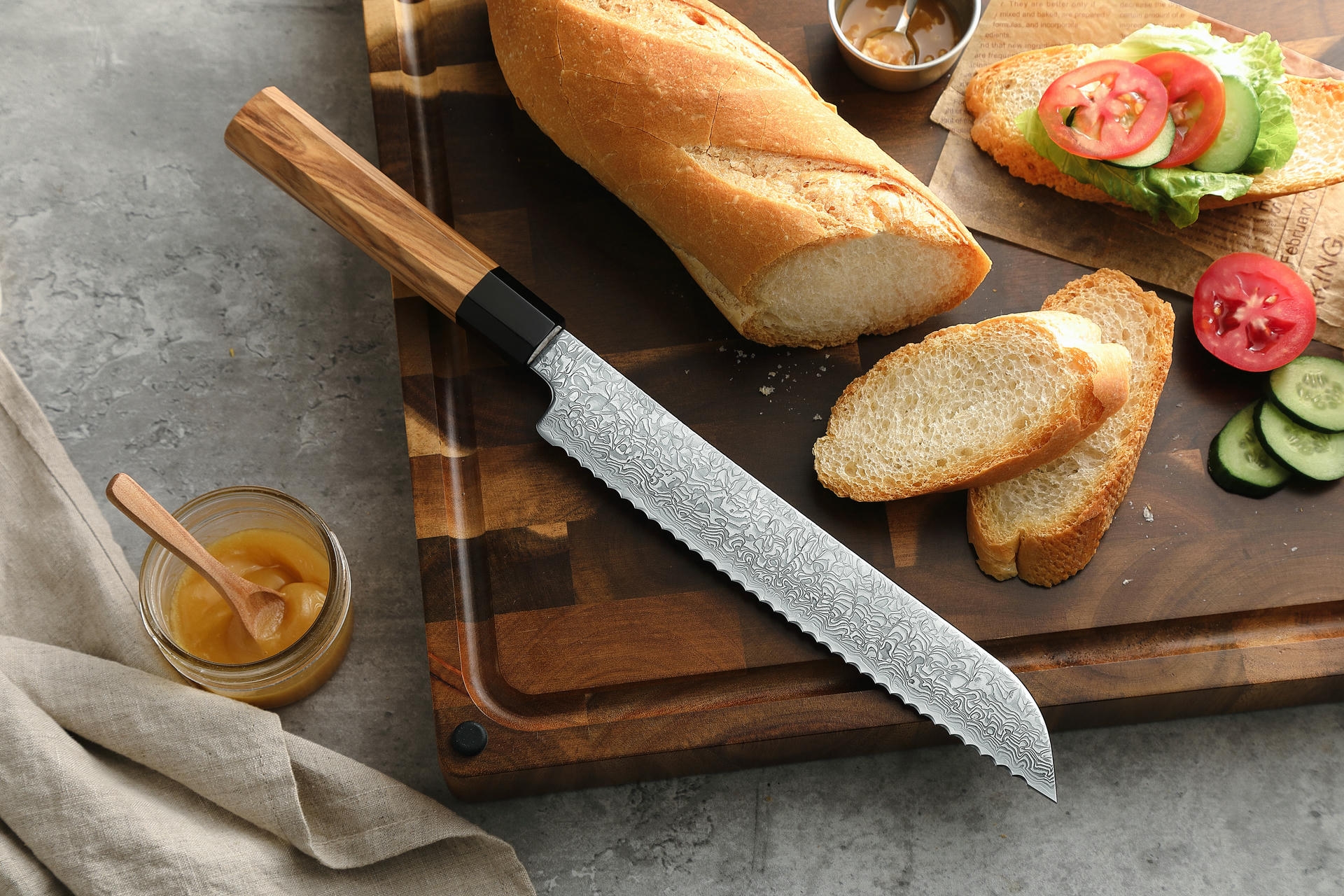 Brotmesser XinZuo Zhen PM8O auf dem Schneidebrett
