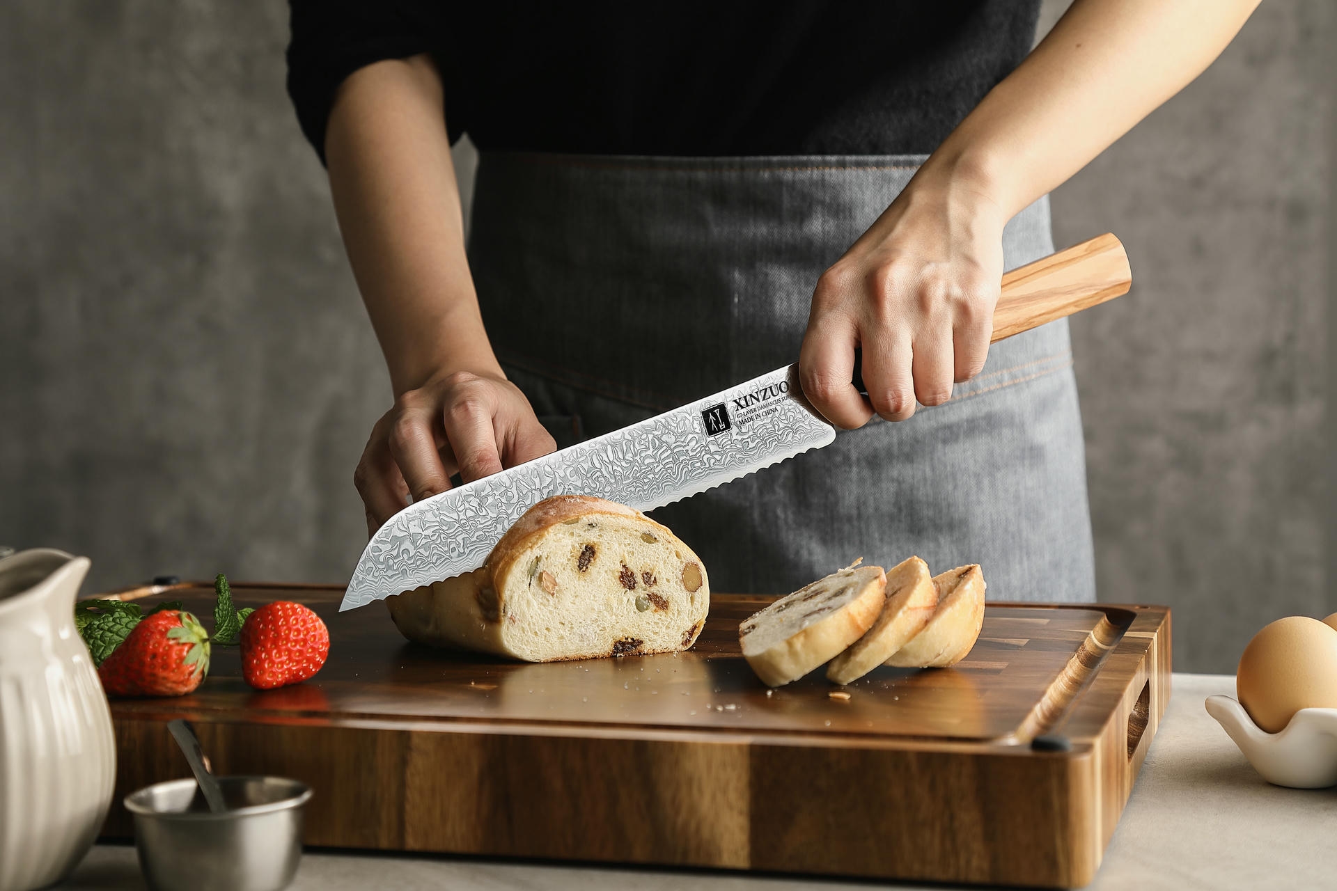 Schneiden von Gebäck mit dem Brotmesser XinZuo Zhen PM8O