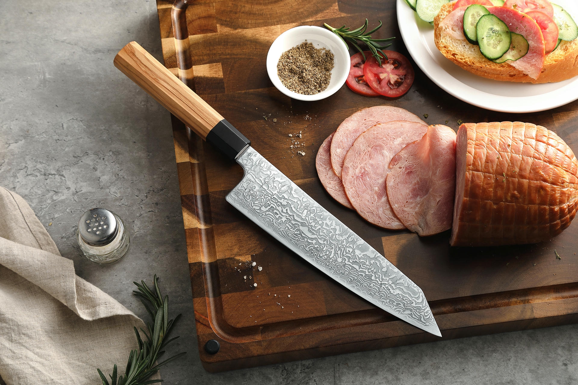Kochmesser Bunka XinZuo Zhen PM8O auf dem Schneidebrett