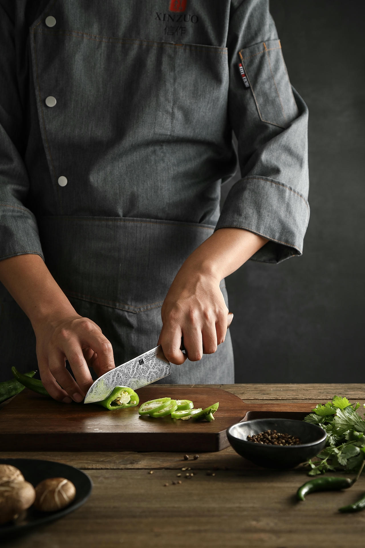 Schneiden mit dem Santoku Messer XinZuo Jiang B46D