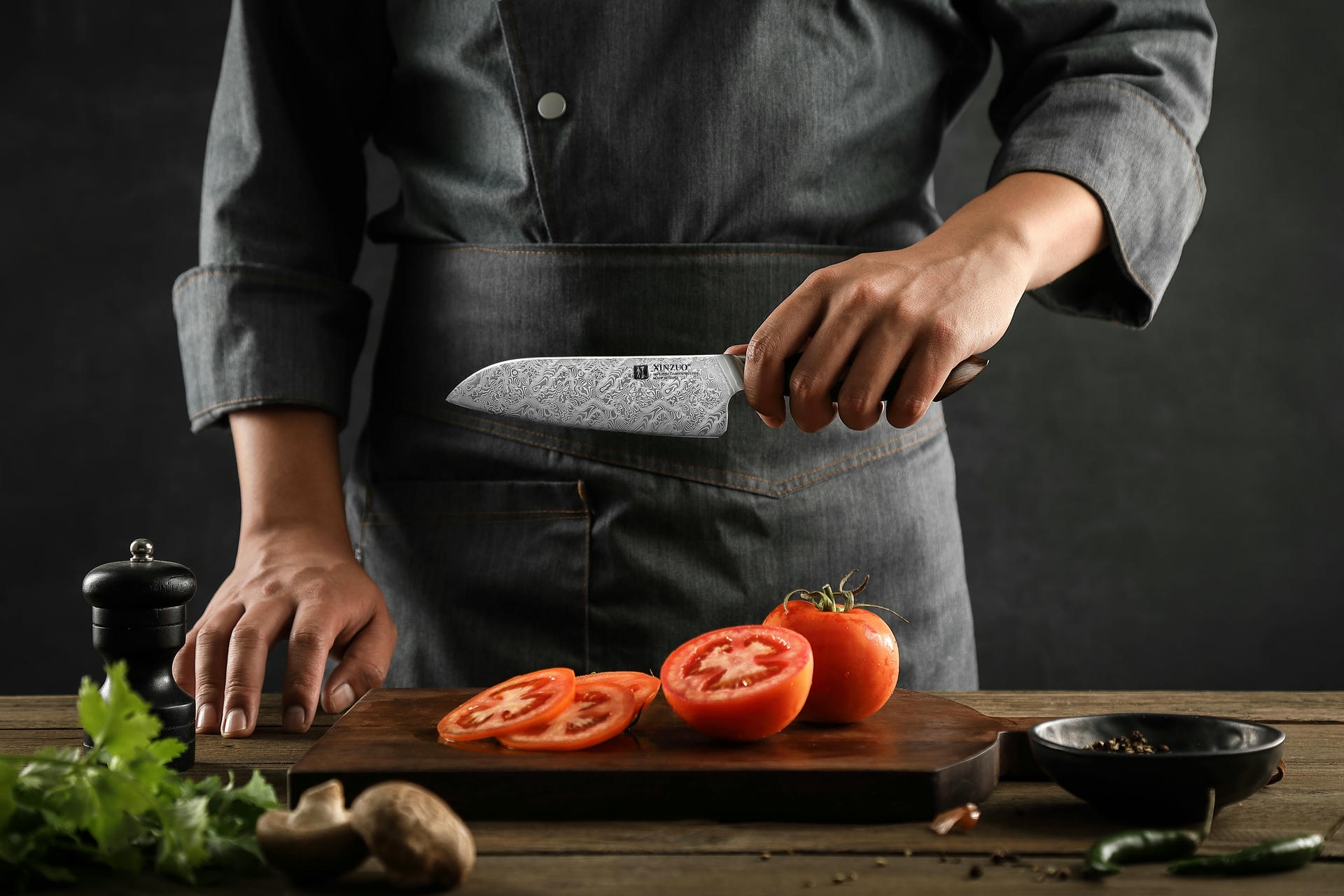 Santoku Messer XinZuo Jiang B46D in der Hand