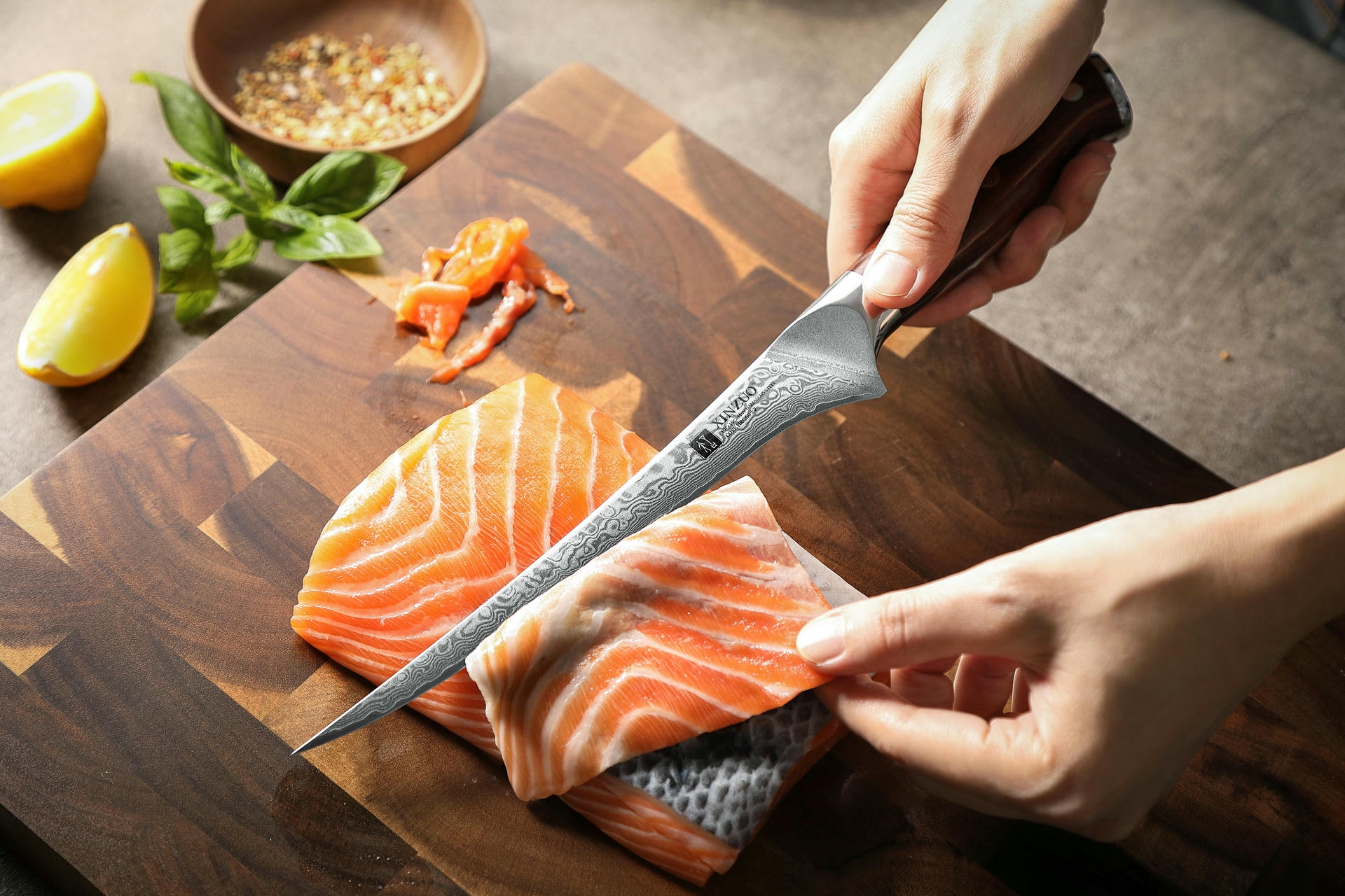 Lachs filetieren mit dem Filetiermesser XinZuo Yu B13R