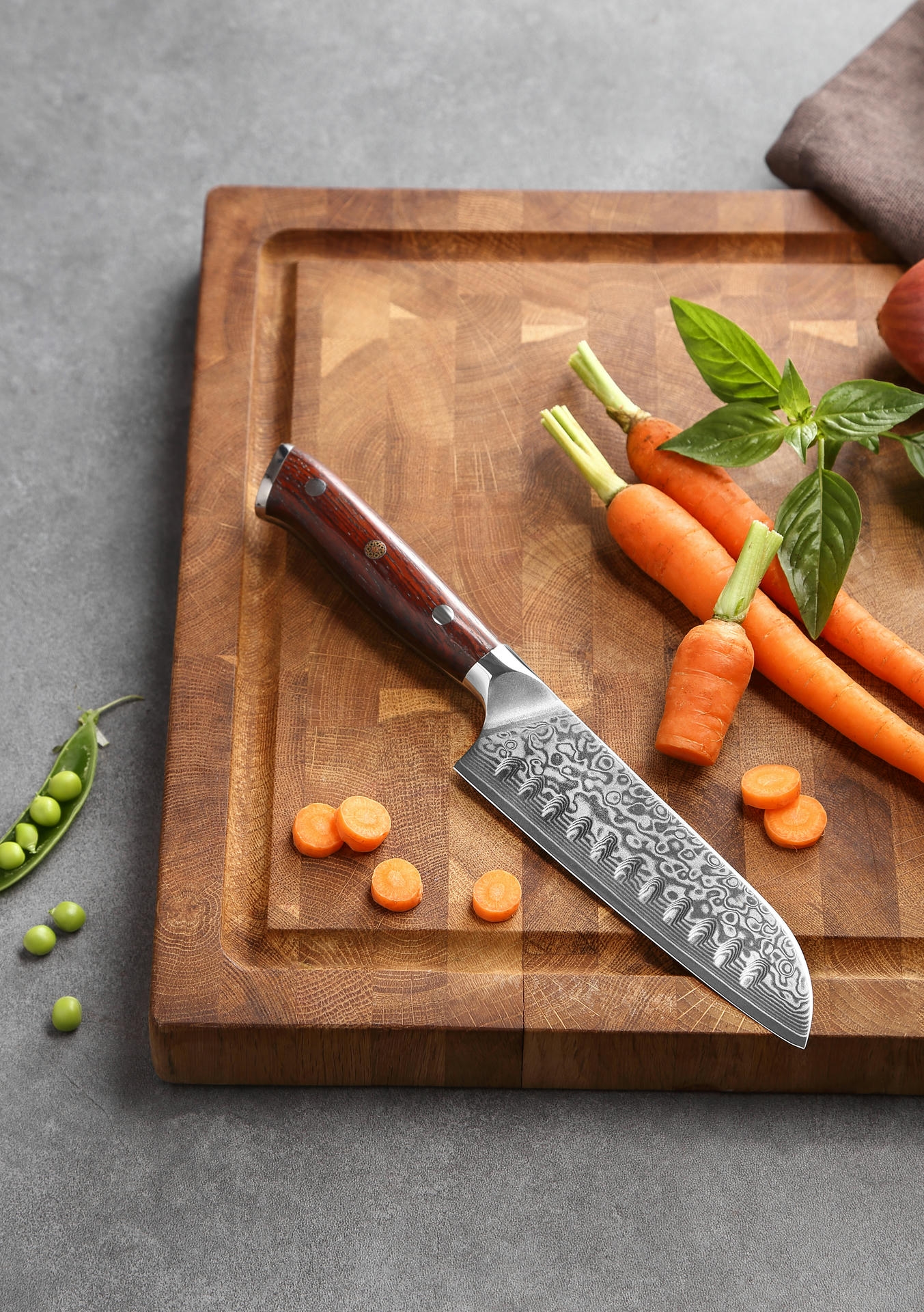 Santoku Messer XinZuo Yu B13R auf dem Schneidebrett