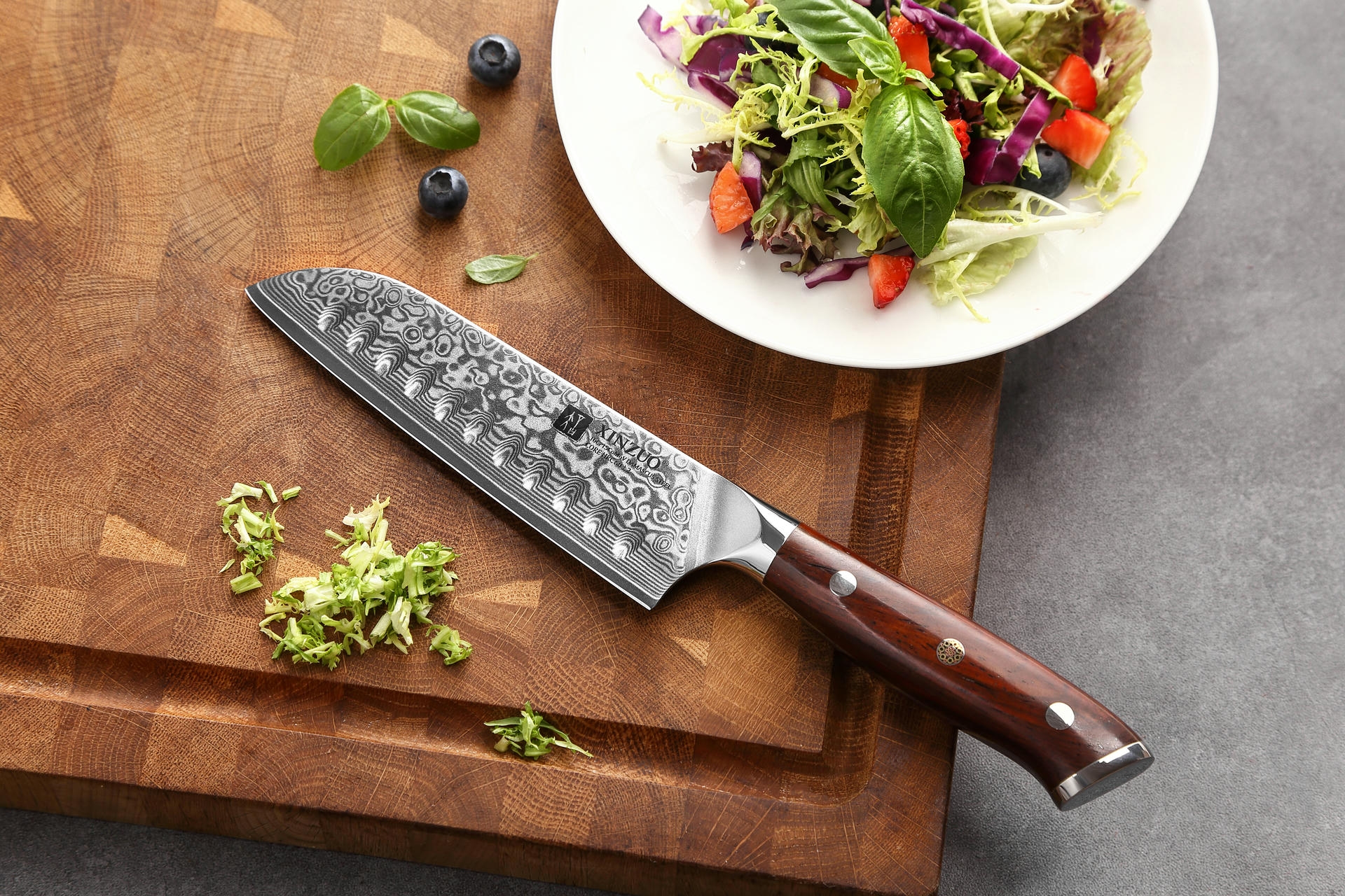 Santoku Messer XinZuo Yu B13R auf dem Schneidebrett
