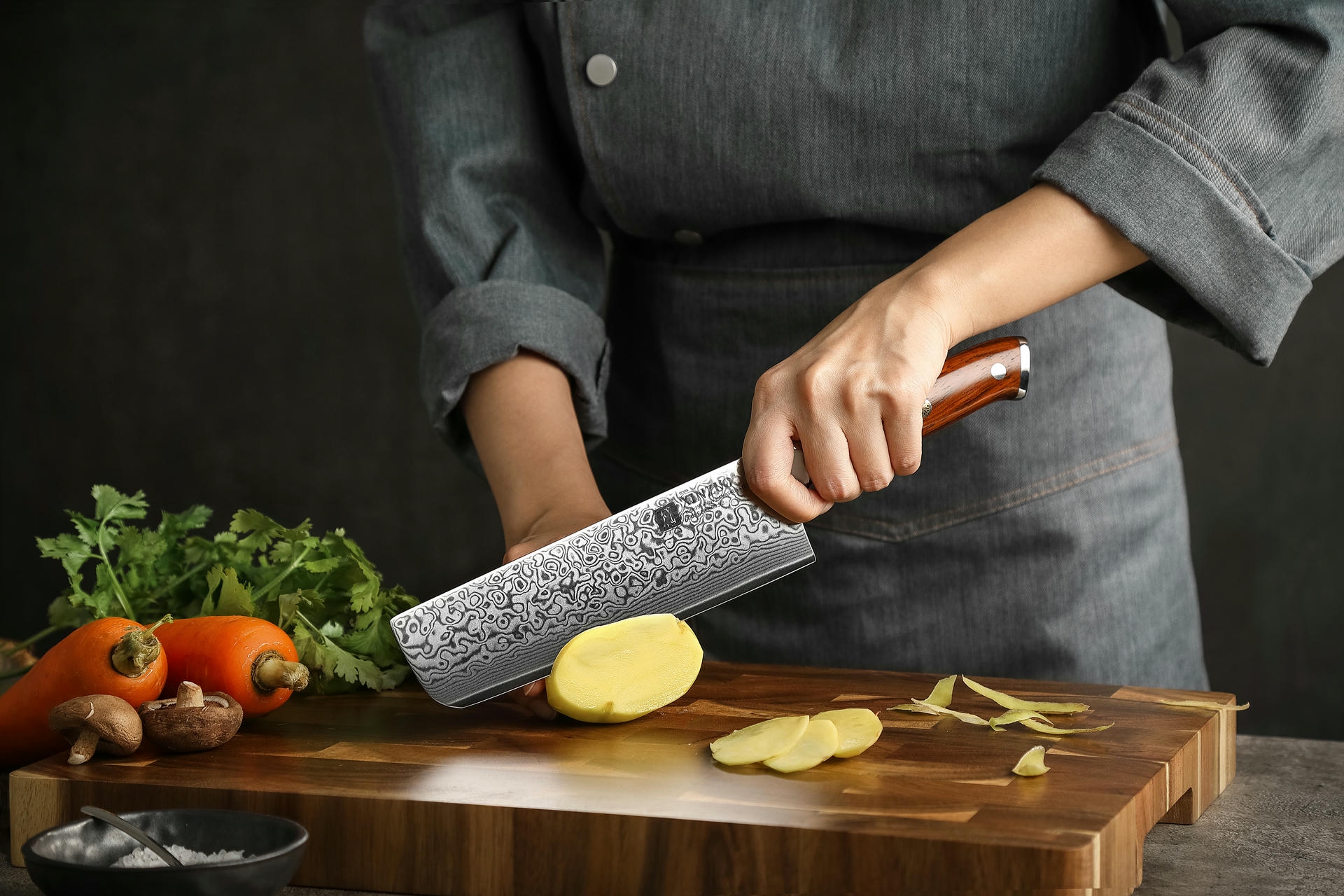 Schneiden mit dem Nakiri Messer XinZuo Yu B13R