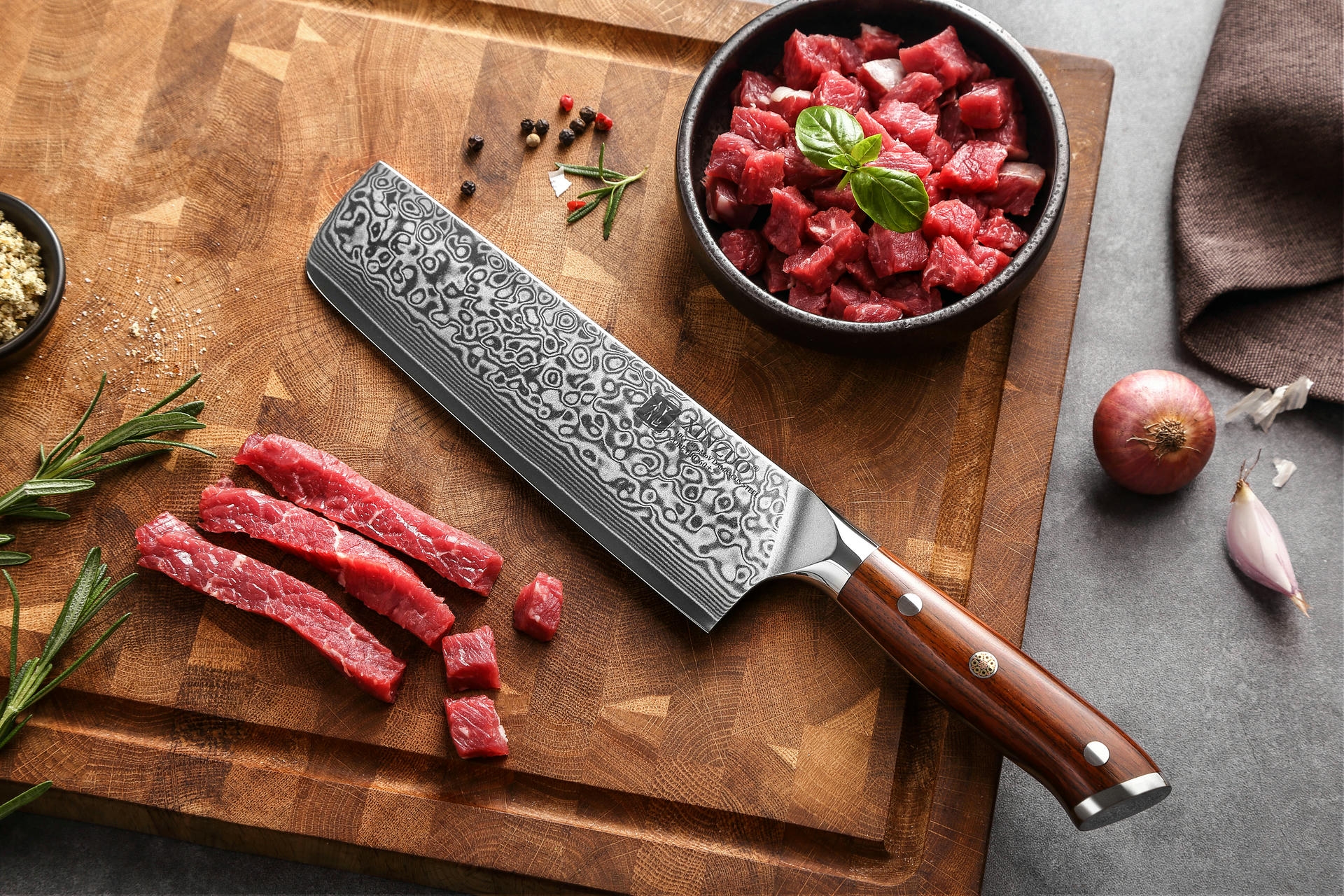 Nakiri Messer XinZuo Yu B13R auf dem Schneidebrett