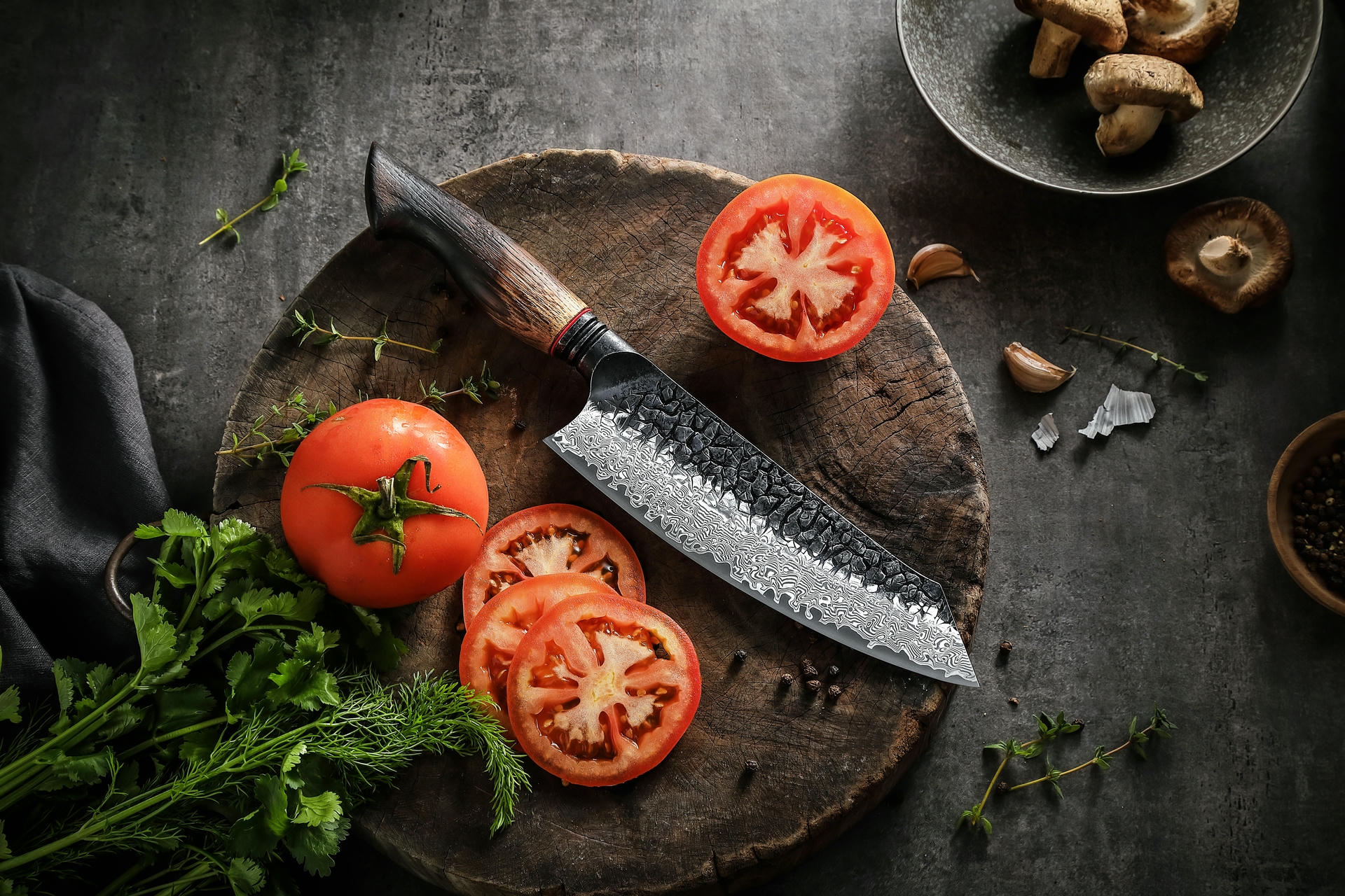 Santoku Messer XinZuo Mo X06 auf dem Schneidebrett