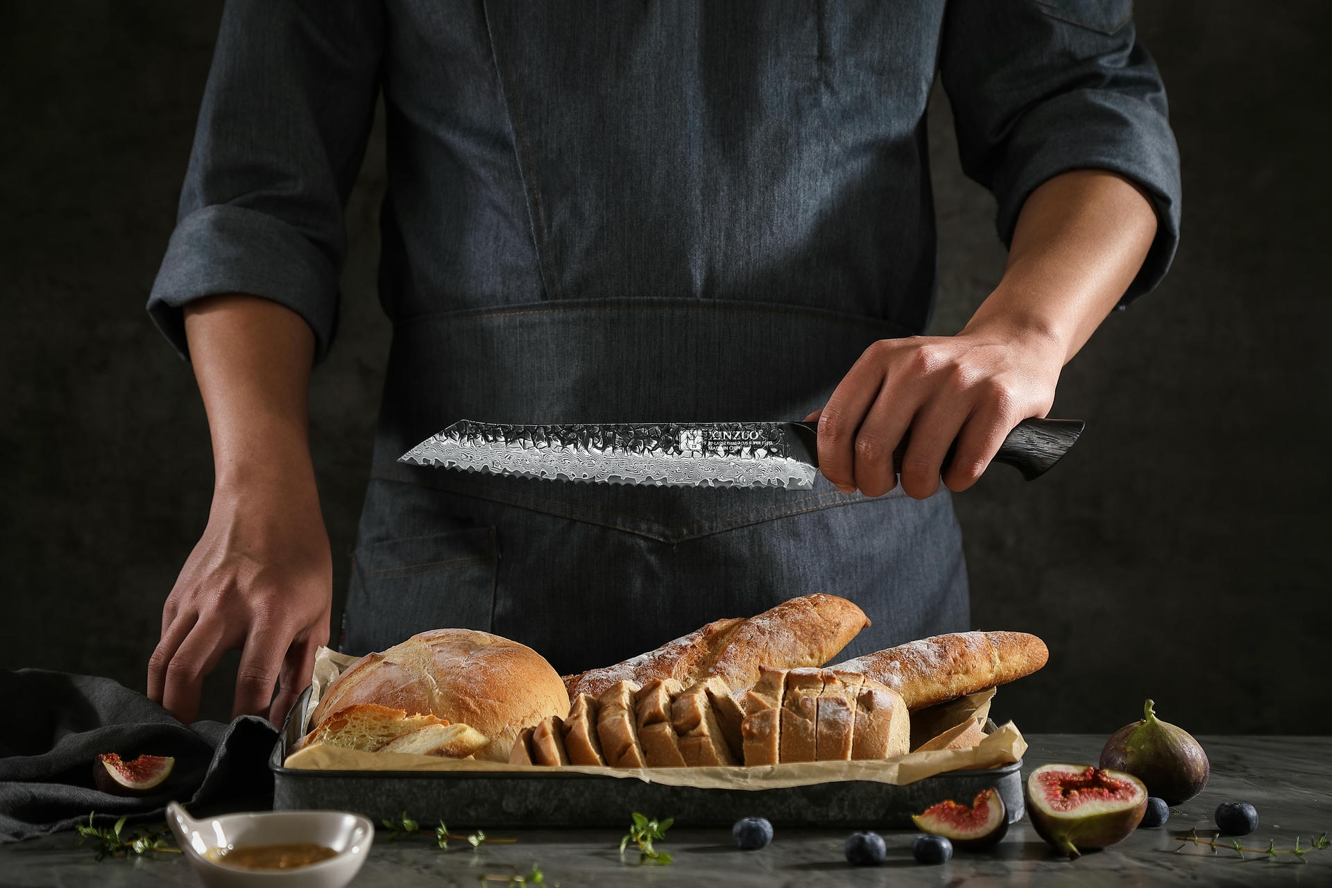 Brotmesser XinZuo Mo X06 in der Hand