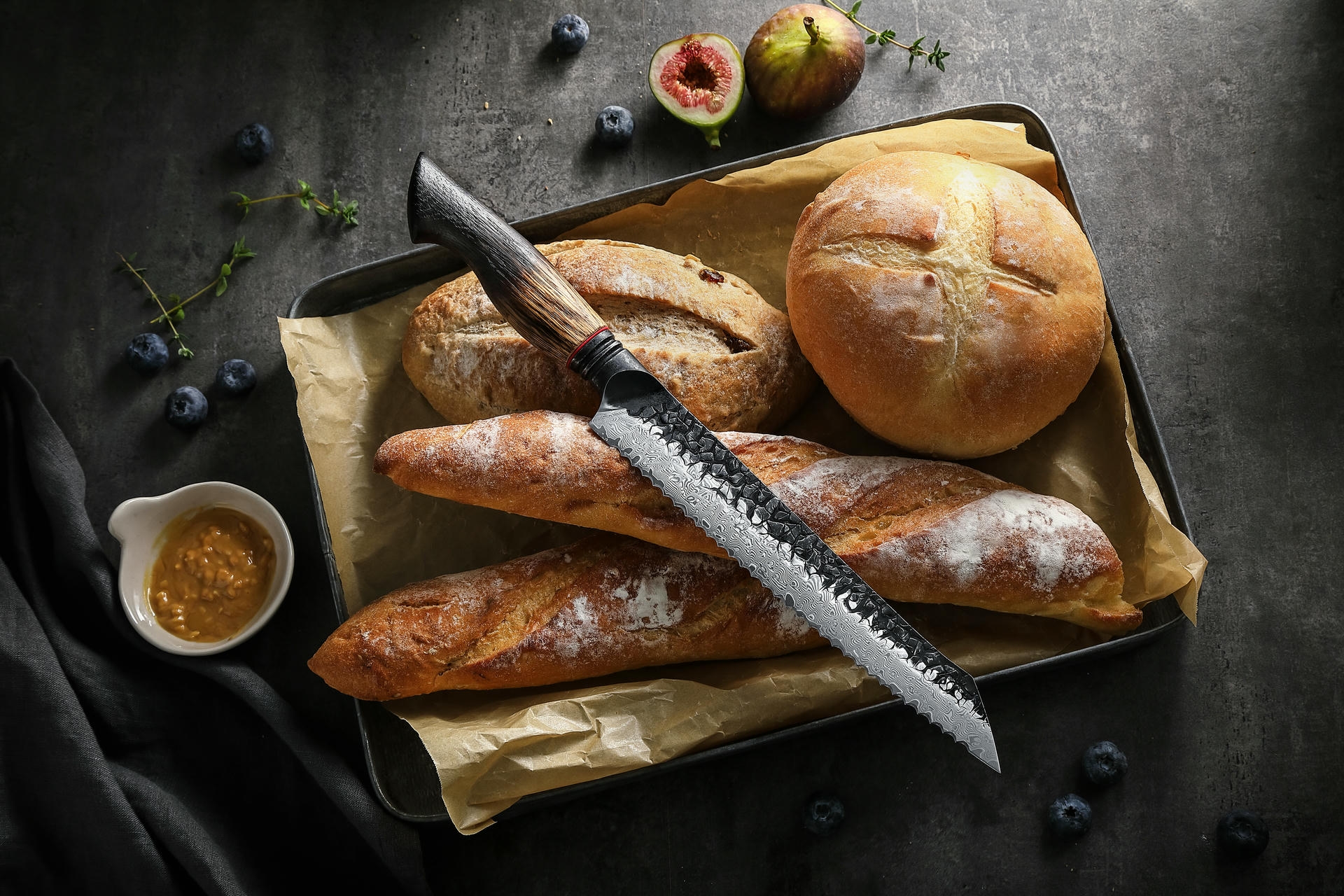 Brotmesser XinZuo Mo X06 auf dem Schneidebrett