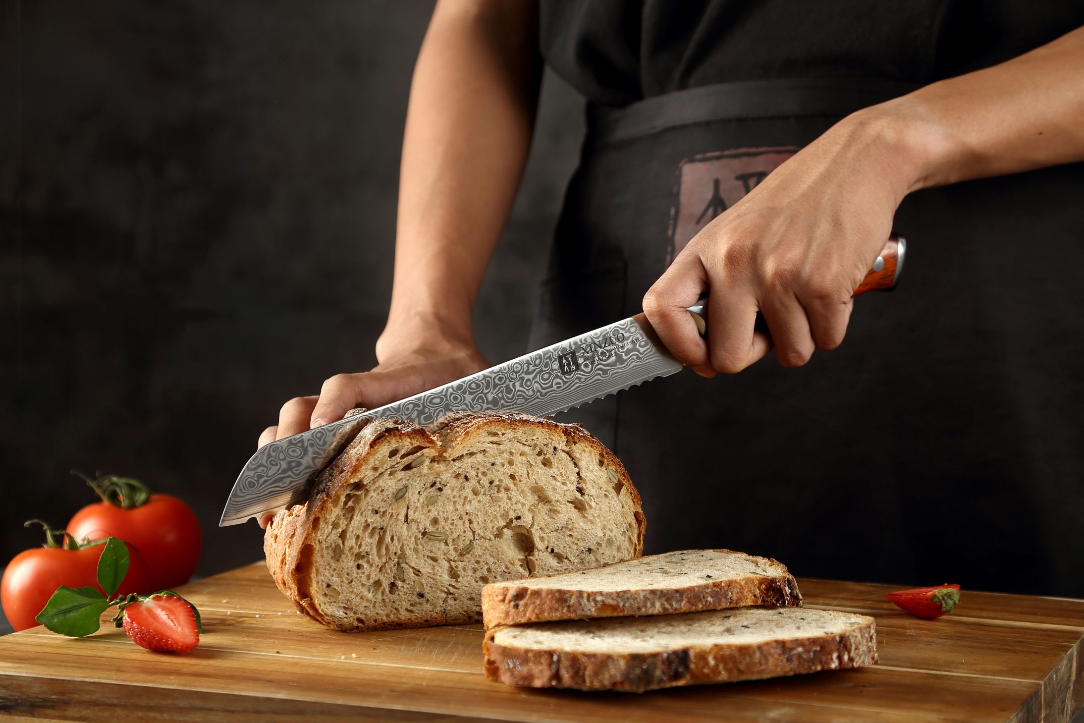 Schneiden von Gebäck mit dem Brotmesser XinZuo Yu B13R
