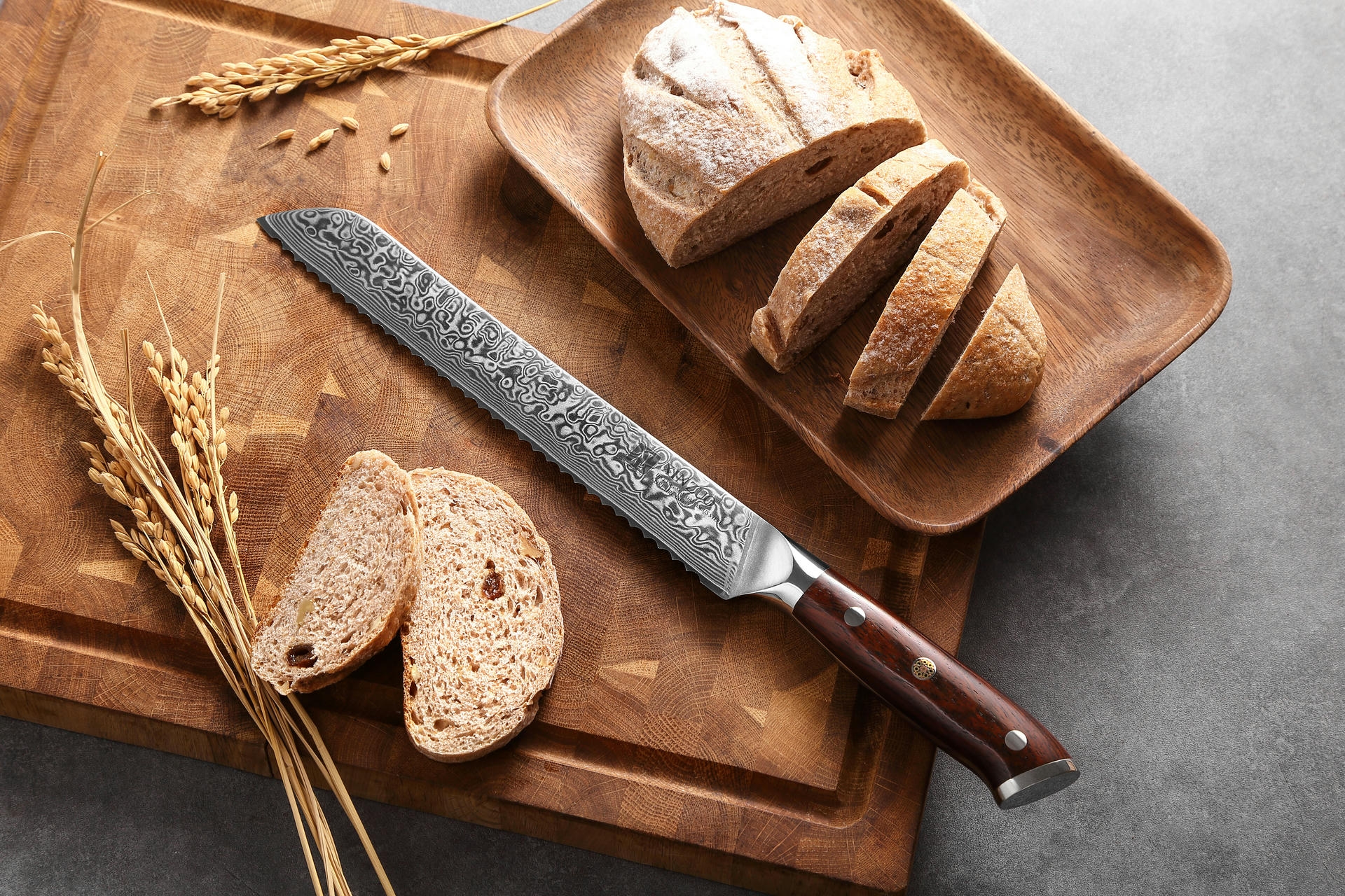 Brotmesser XinZuo Yu B13R auf dem Schneidebrett