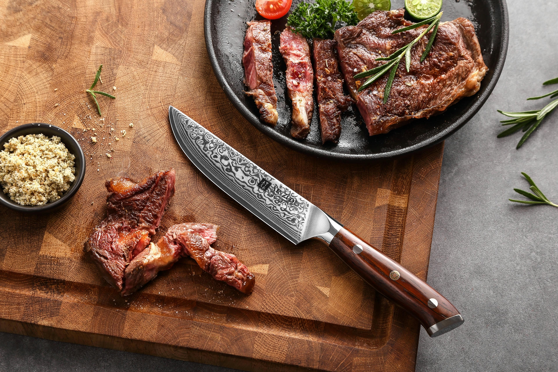Steakmesser XinZuo Yu B13R auf dem Schneidebrett