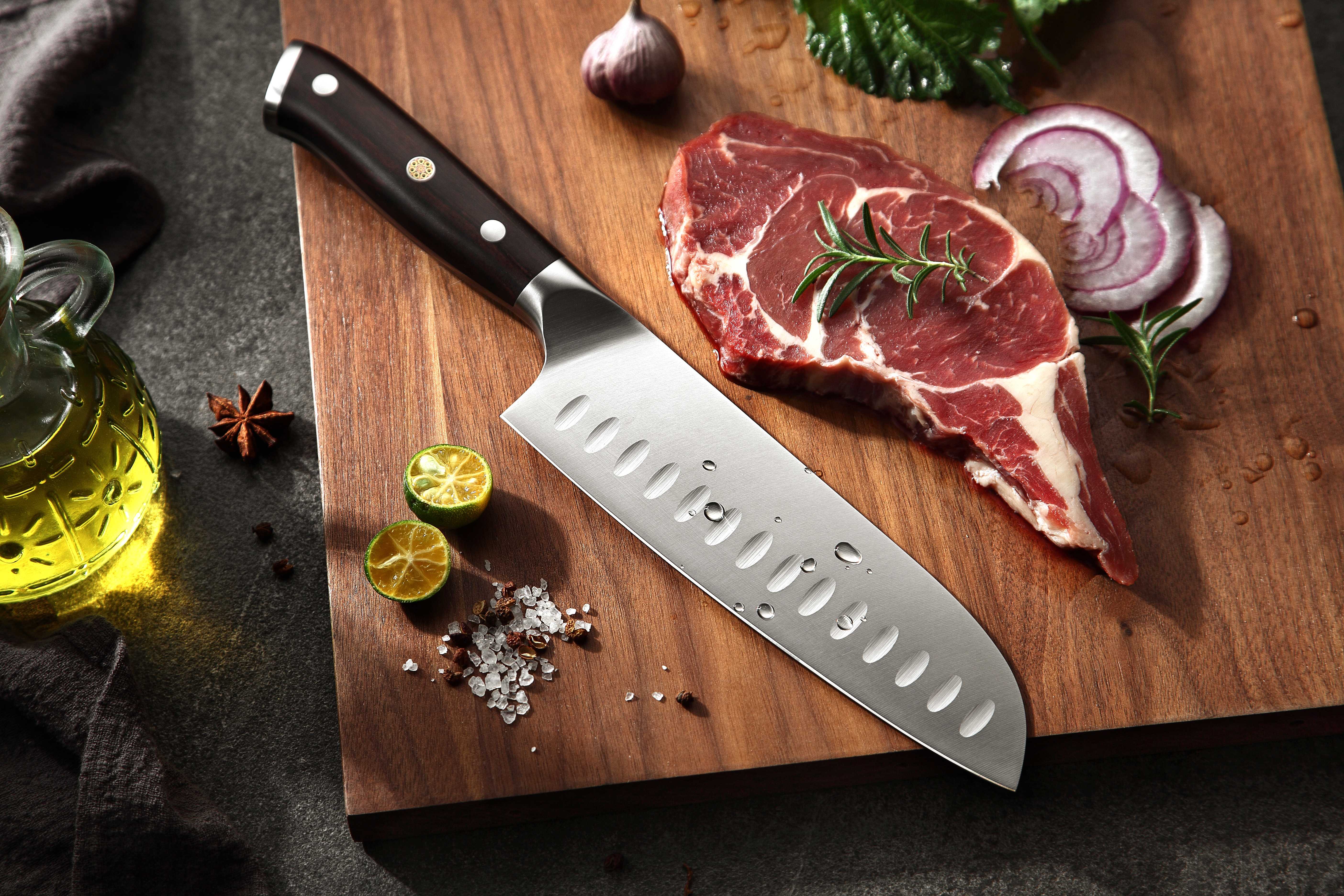 Santoku Messer XinZuo B13S auf dem Schneidebrett