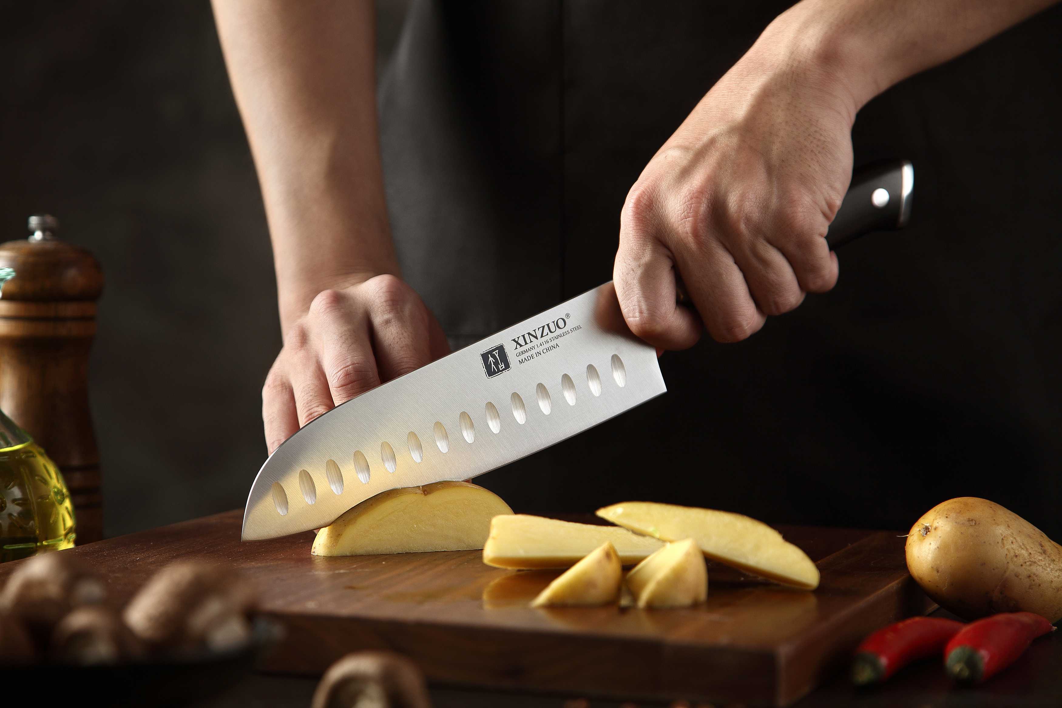 Schneiden mit dem Santoku Messer XinZuo B13S
