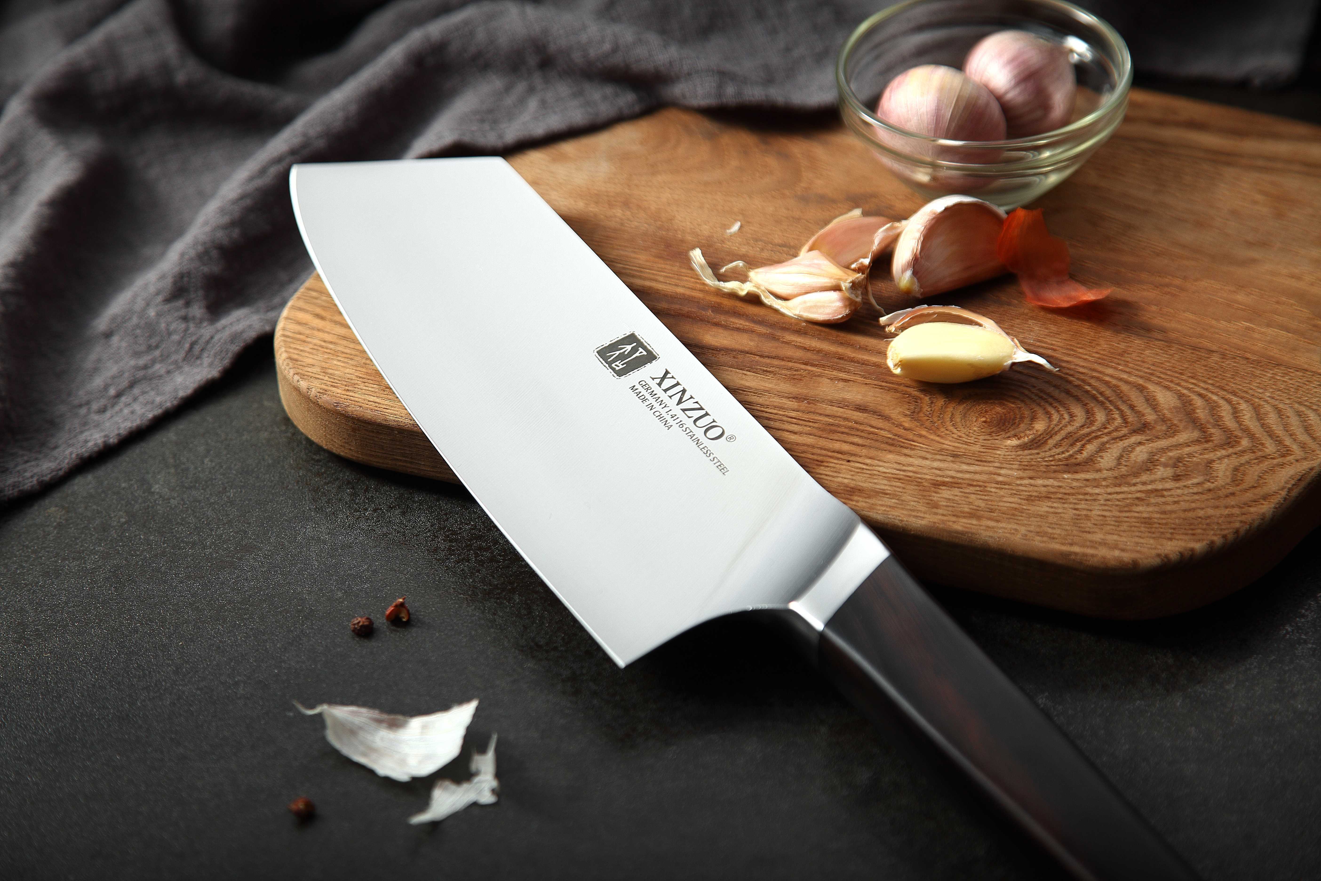 Nakiri Messer XinZuo Rui B5 auf dem Schneidebrett