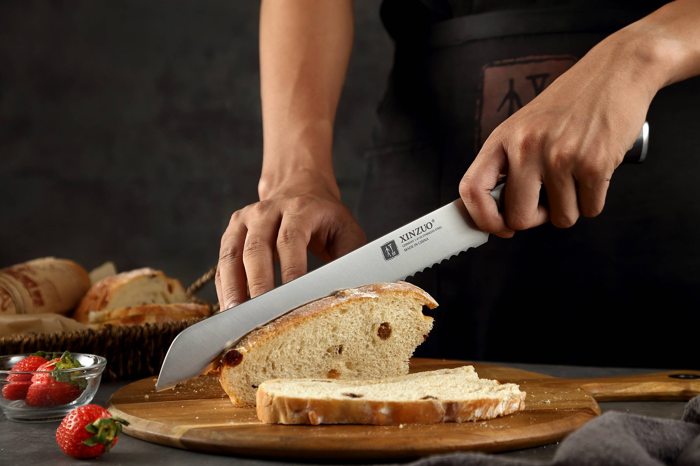 Schneiden von Gebäck mit dem Brotmesser XinZuo Yu B13S