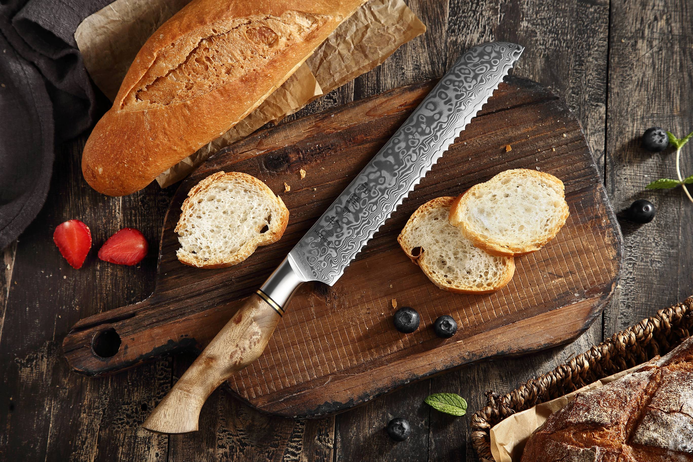 Brotmesser HEZHEN Master B30 auf dem Schneidebrett