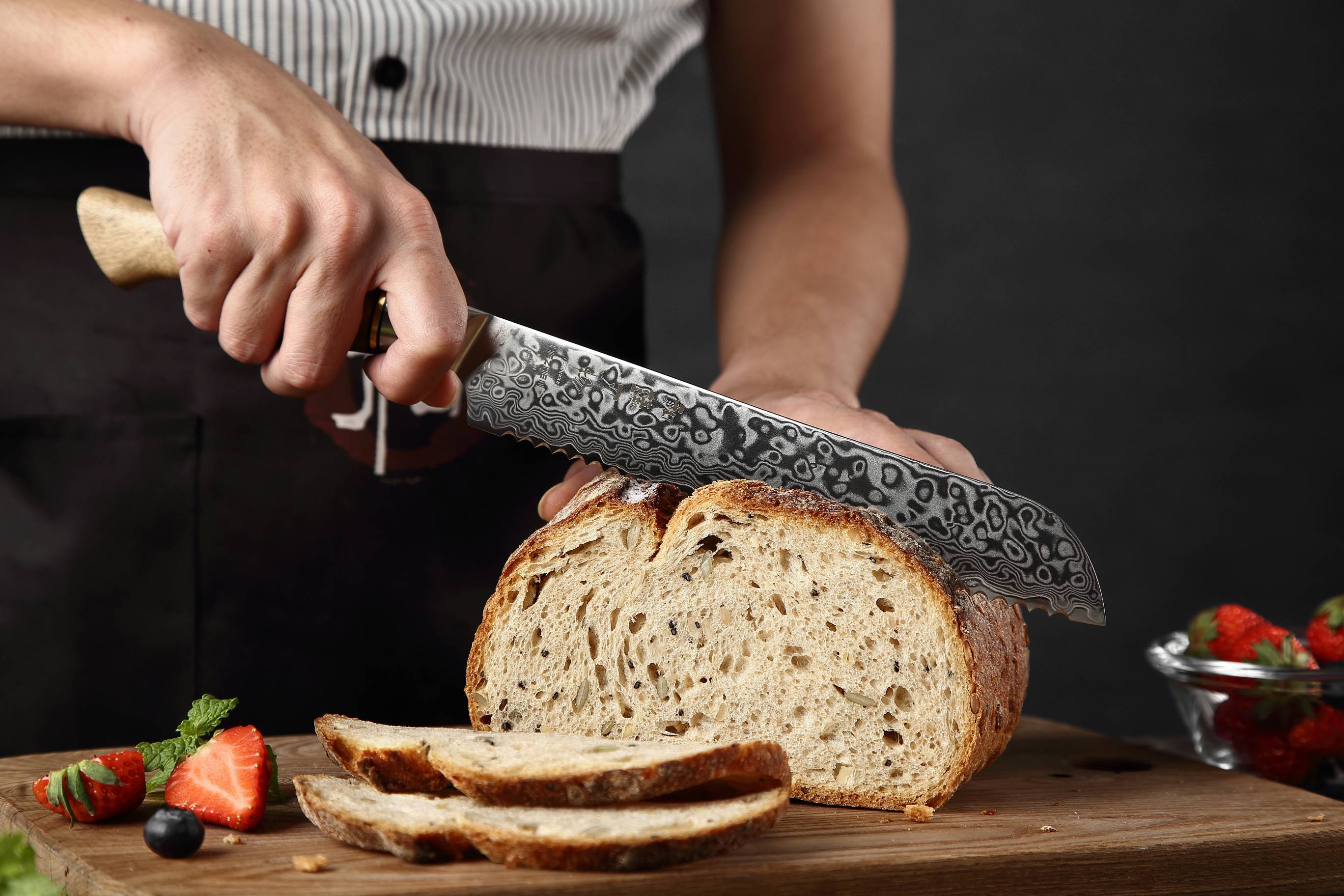 Schneiden von Gebäck mit dem Brotmesser HEZHEN Master B30