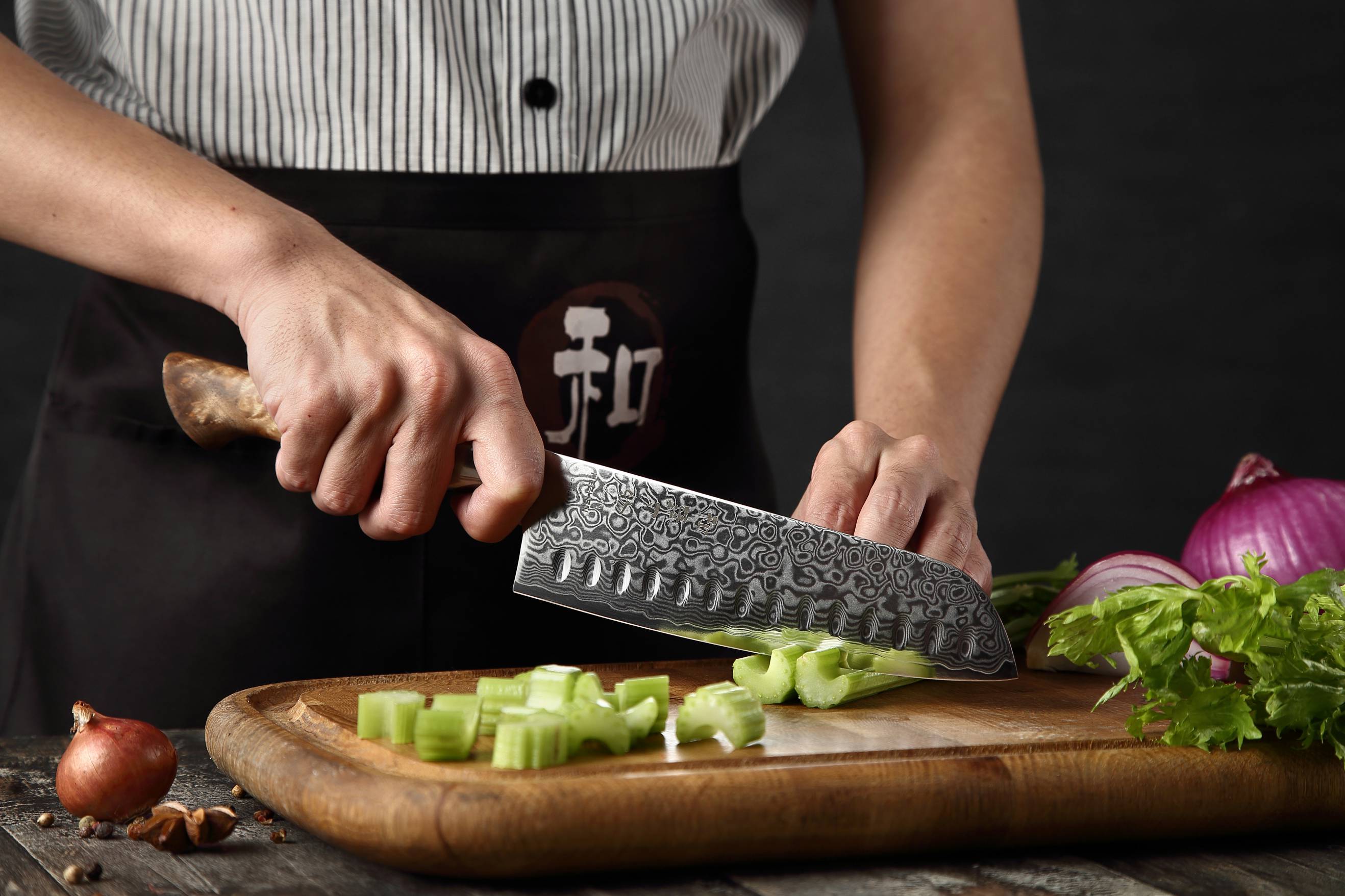 Schneiden mit dem Santoku Messer HEZHEN Master B30
