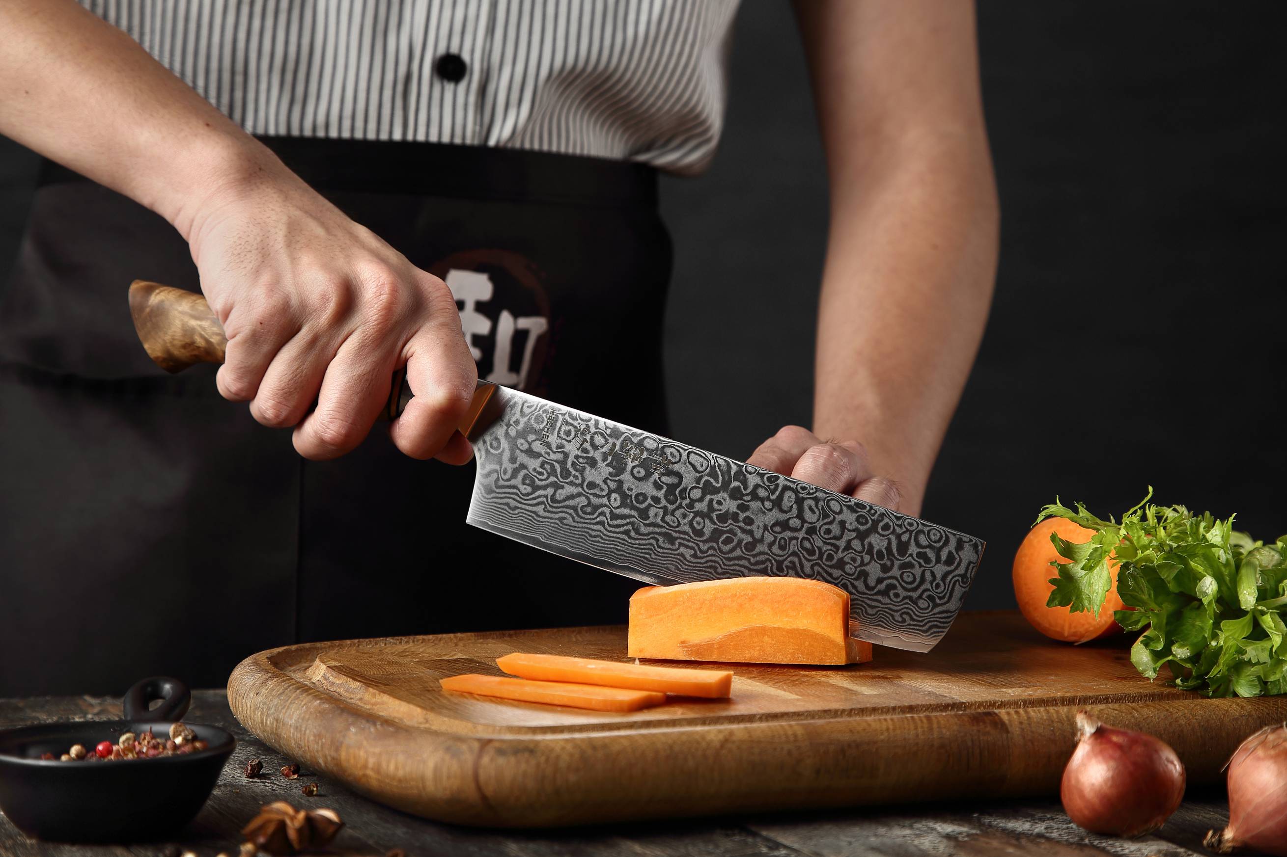 Schneiden mit dem Nakiri Messer HEZHEN Master B30