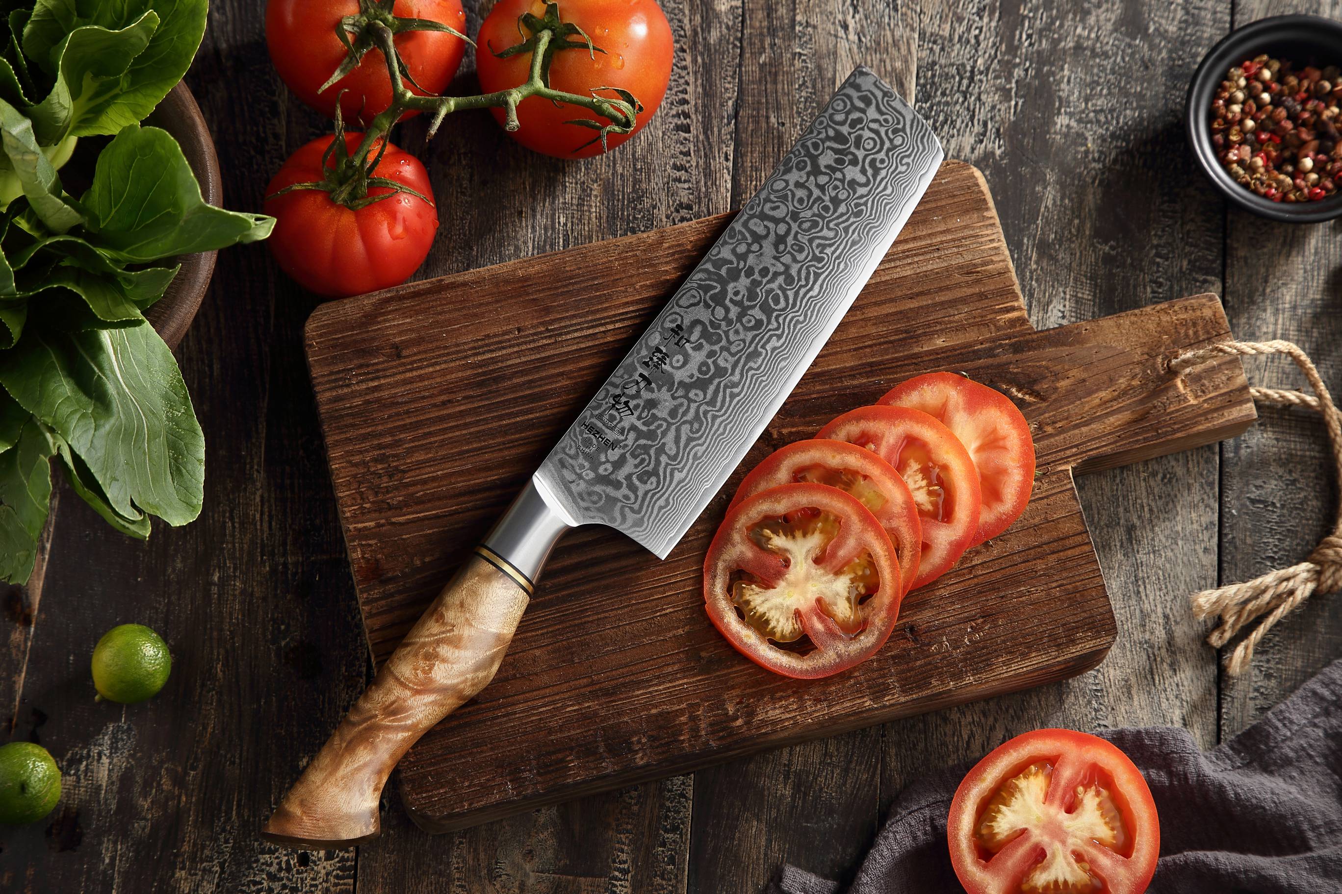 Nakiri Messer HEZHEN Master B30 auf dem Schneidebrett
