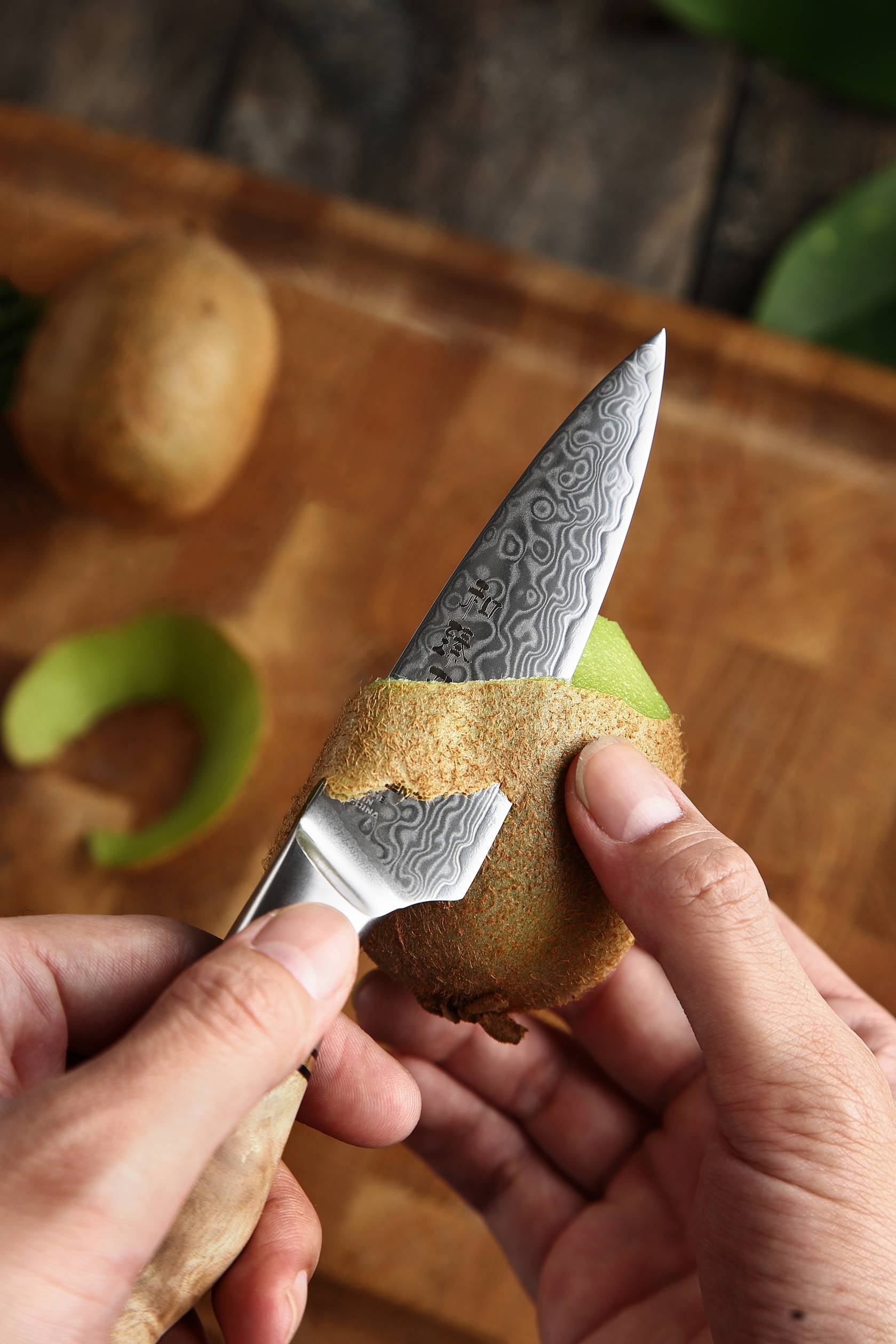 Schälen mit dem Messer HEZHEN Master B30