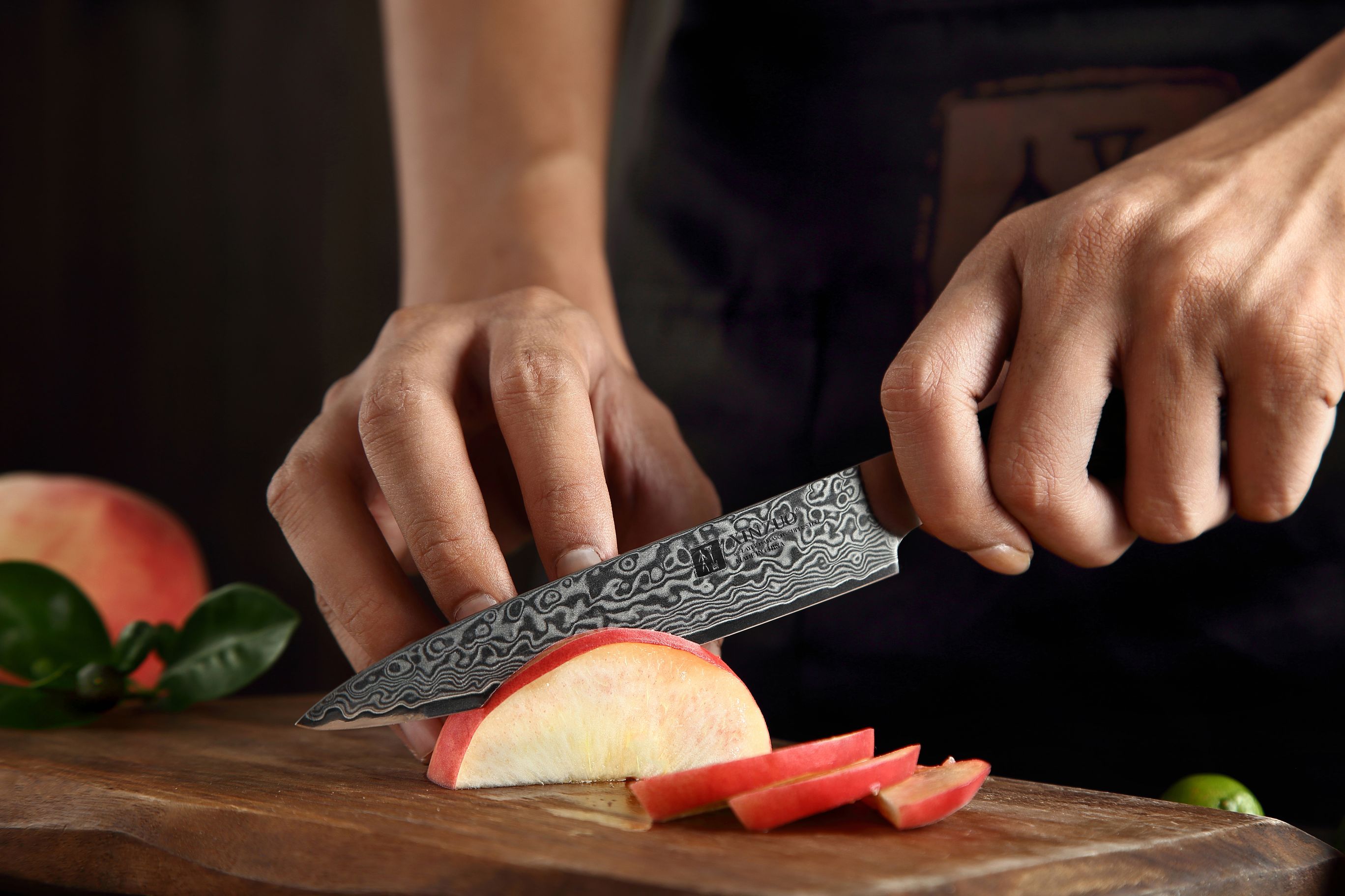 Schneiden mit dem Gemüsemesser XinZuo Ya B20 13 cm