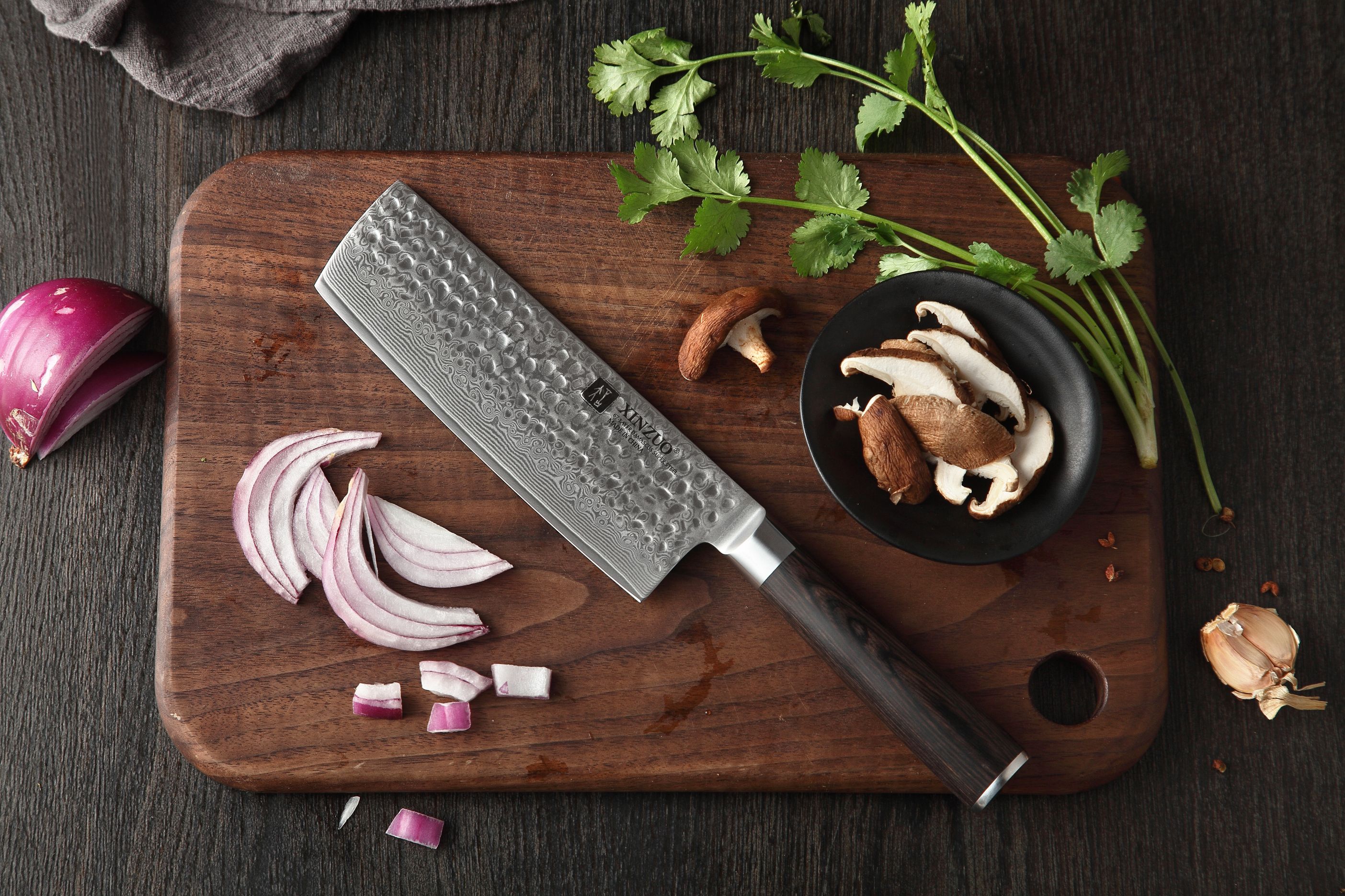Nakiri Messer XinZuo He B1H auf dem Schneidebrett