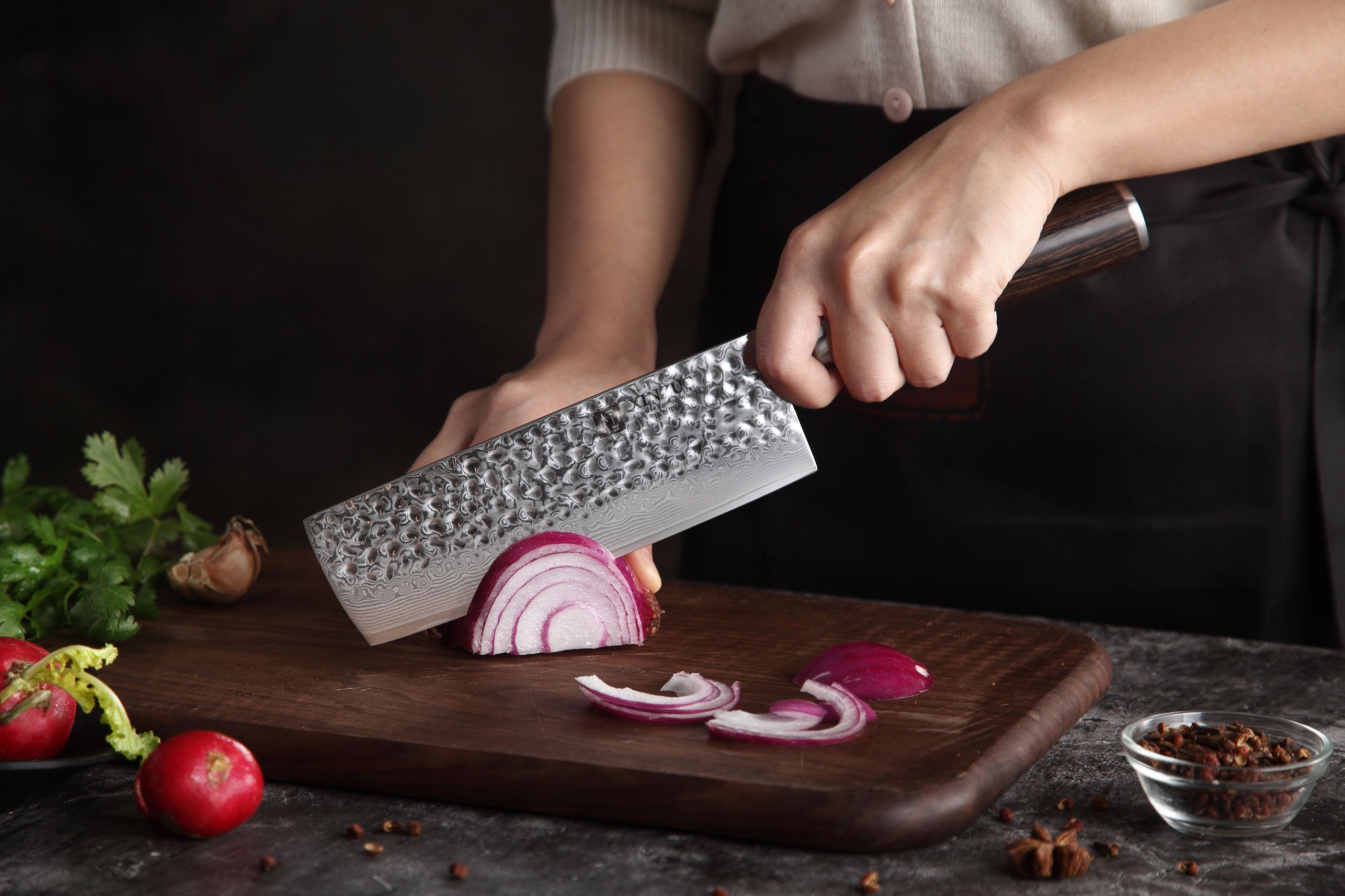 Schneiden mit dem Nakiri Messer XinZuo He B1H