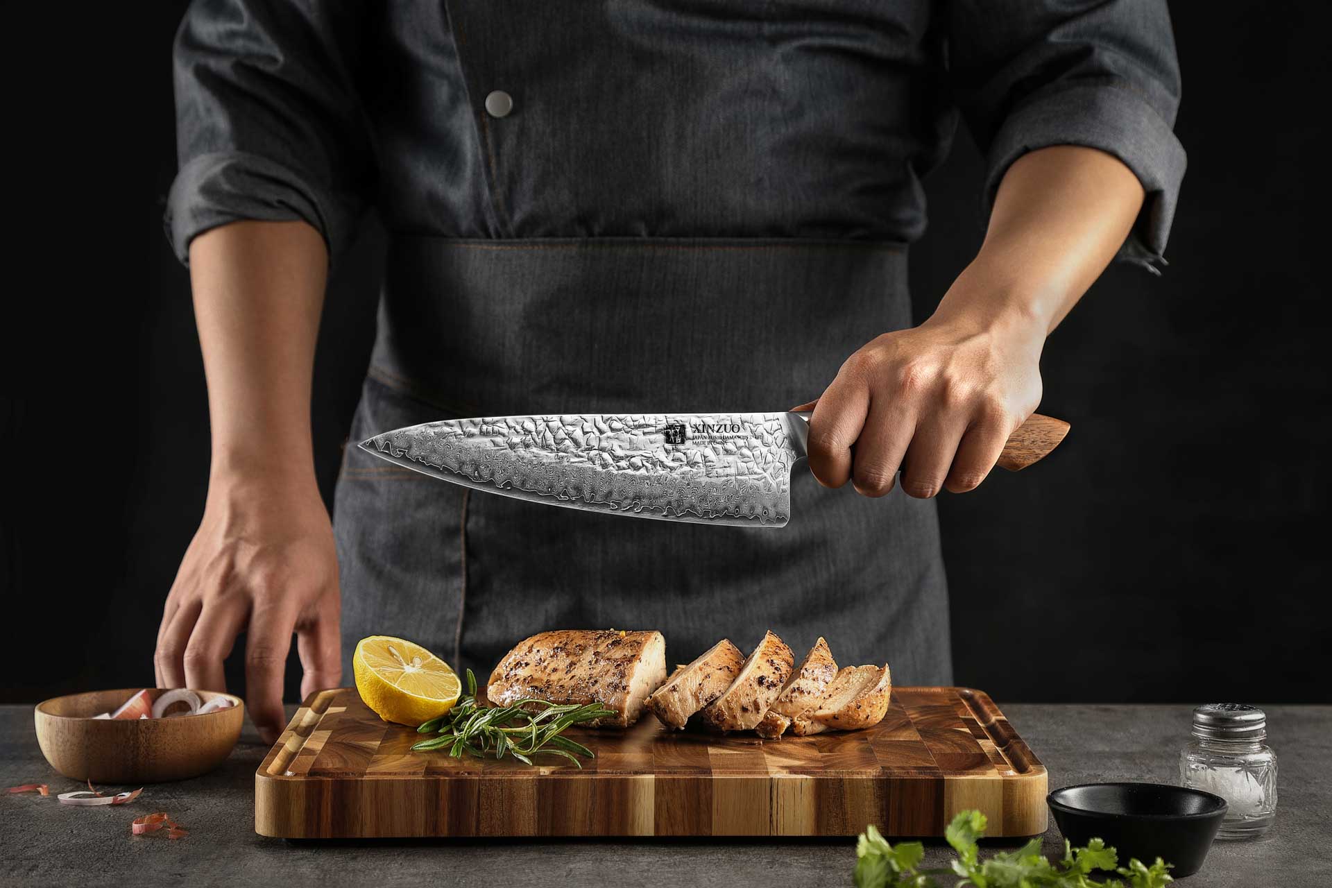 Das Messer XinZuo Jiang B46W in der Hand