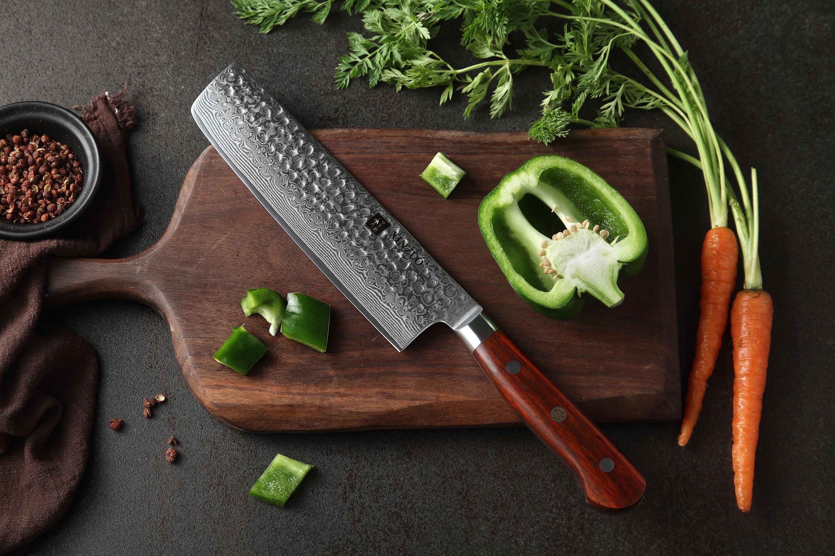 Nakiri Messer XinZuo Yun B9H auf dem Schneidebrett